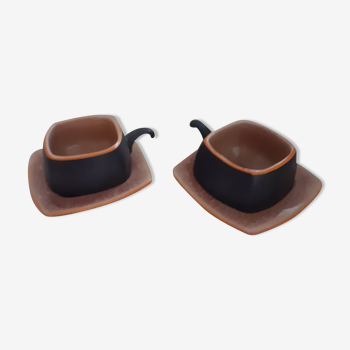 Duo de tasses en grès vernissé et mat avec soucoupes.