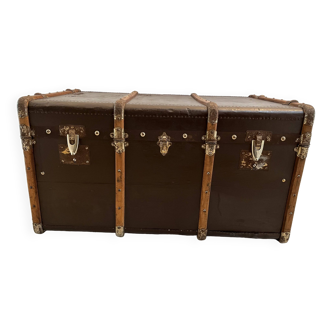 Old travel trunk dating from the beginning of the 20th century