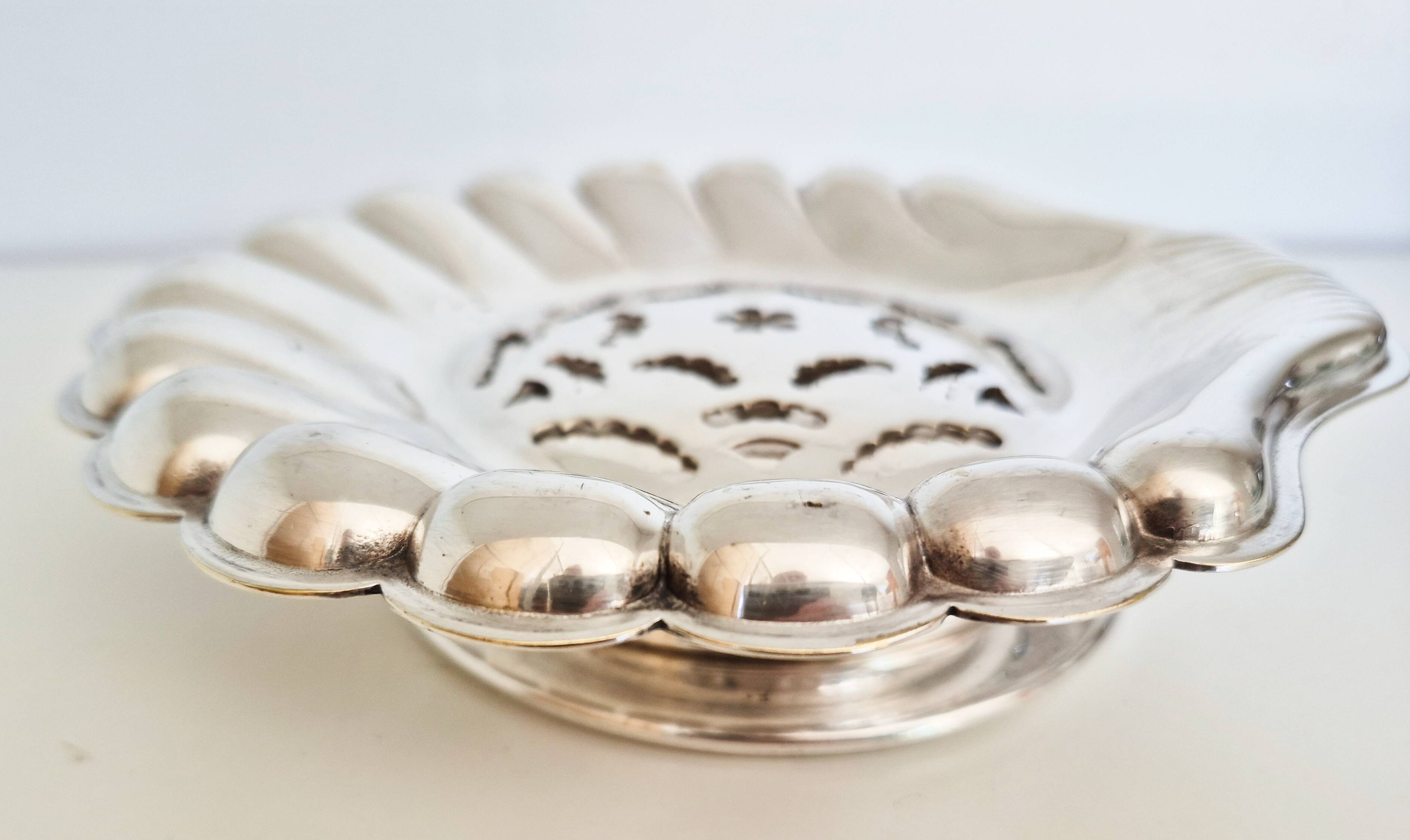 Scallop shell butter dish in silver, scallop shell.