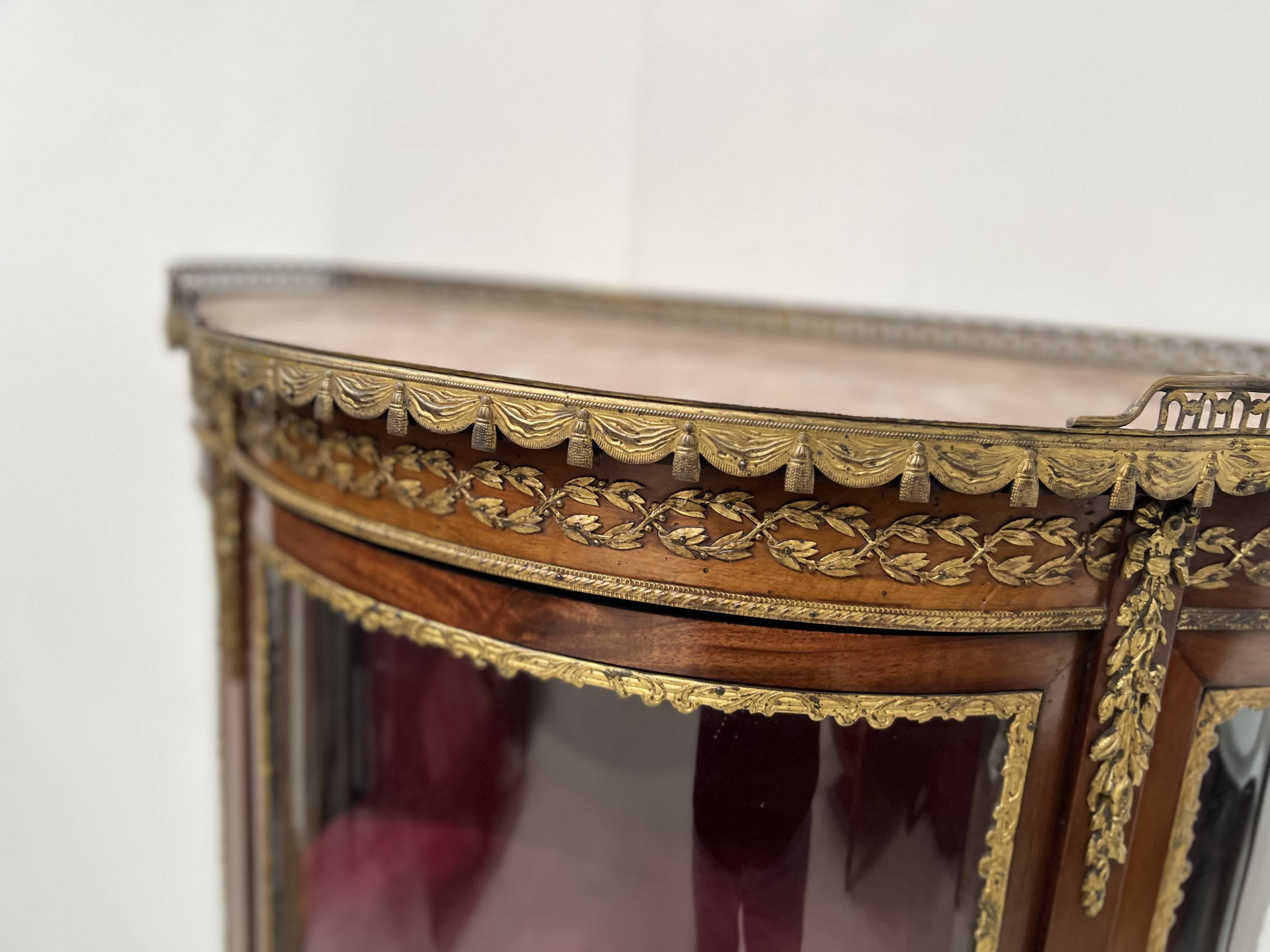 Napoleon III style curved display case in mahogany and veneer, 20th century