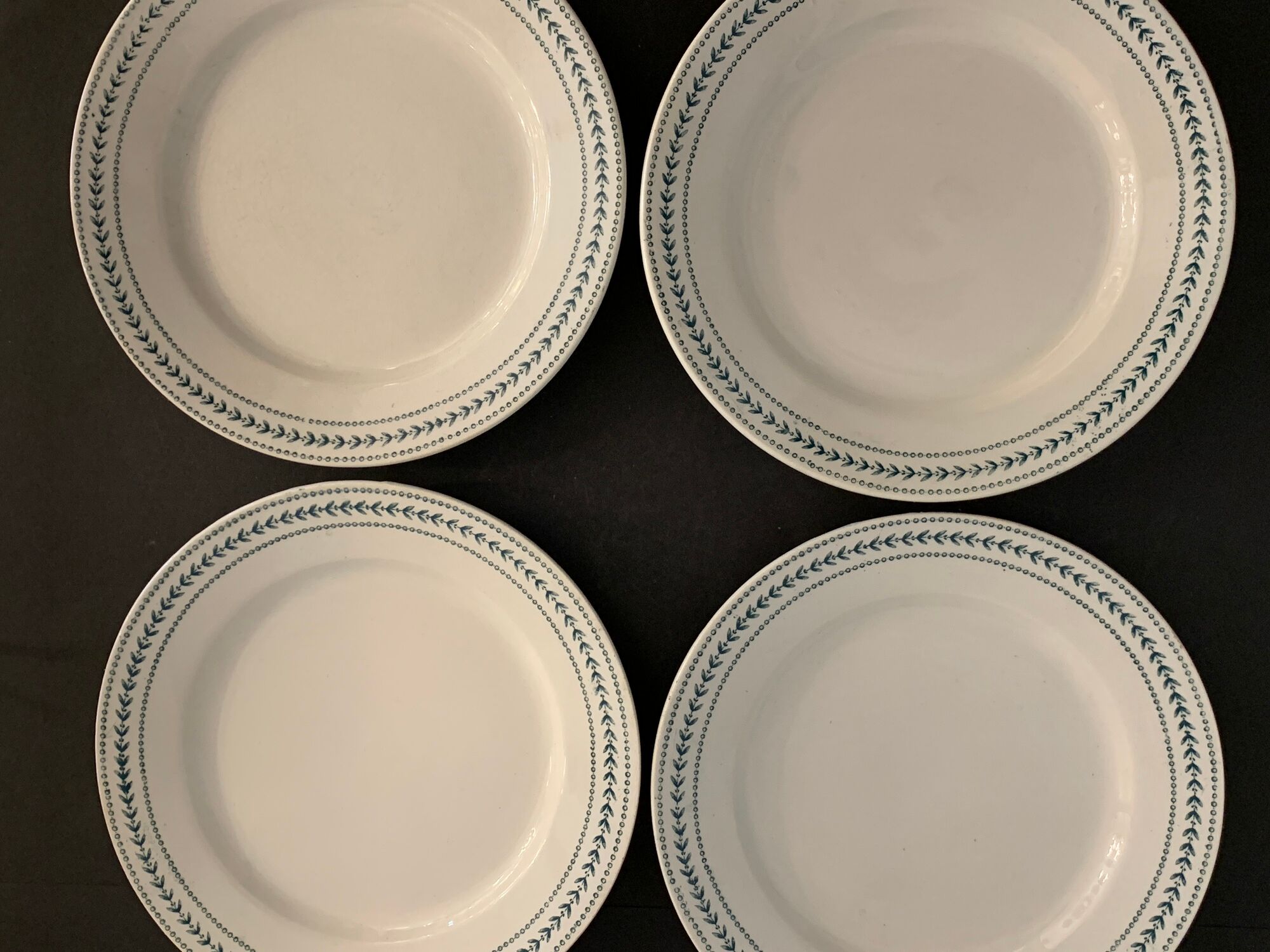 8 flat plates in opaque porcelain from Gien Terre de Fer, model Lauriers, XXth