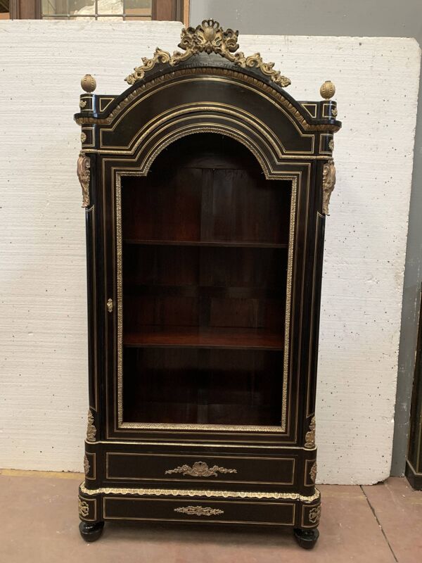 Vitrine d'apparat Napoléon III en bois noir et bronze ciselé doré XIX siècle