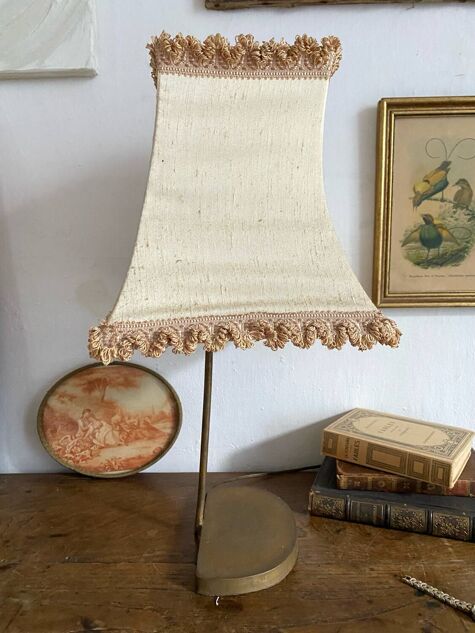 Retro lamp with pagoda lampshade