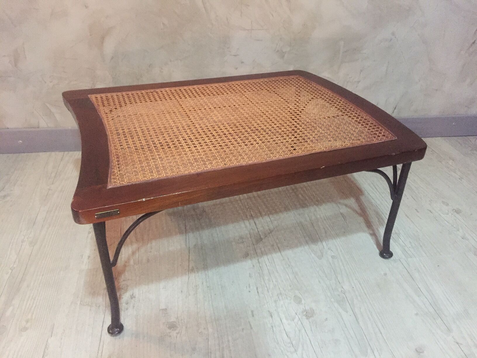 Carry baggage in caning of the barn House