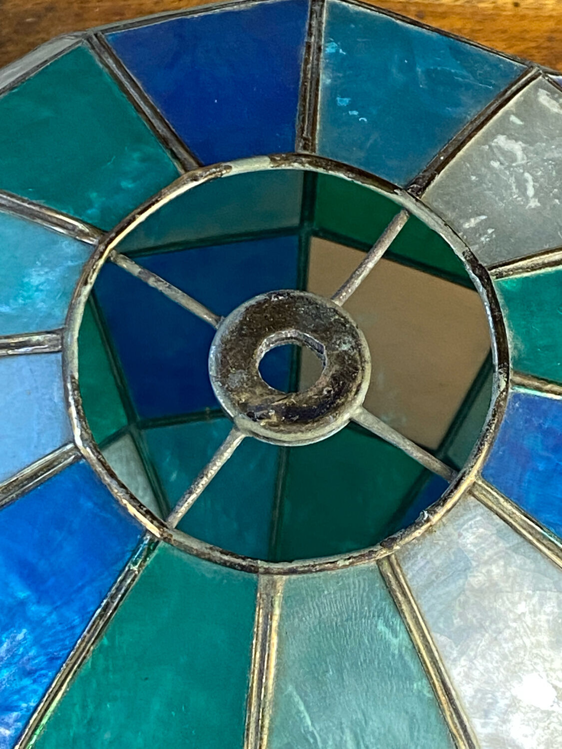 Suspension in coloured mother-of-pearl and brass