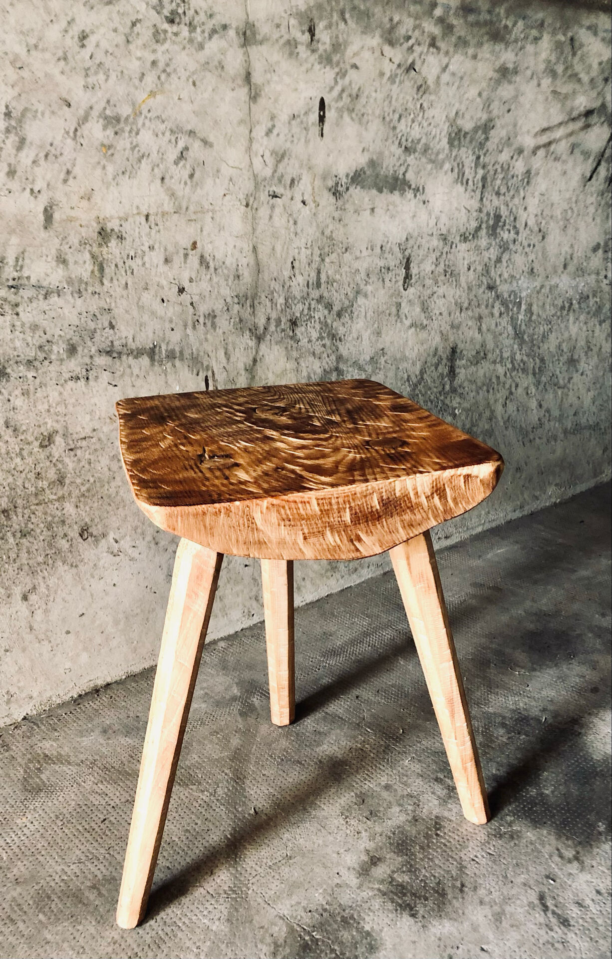 Table tripode bois design Brutaliste