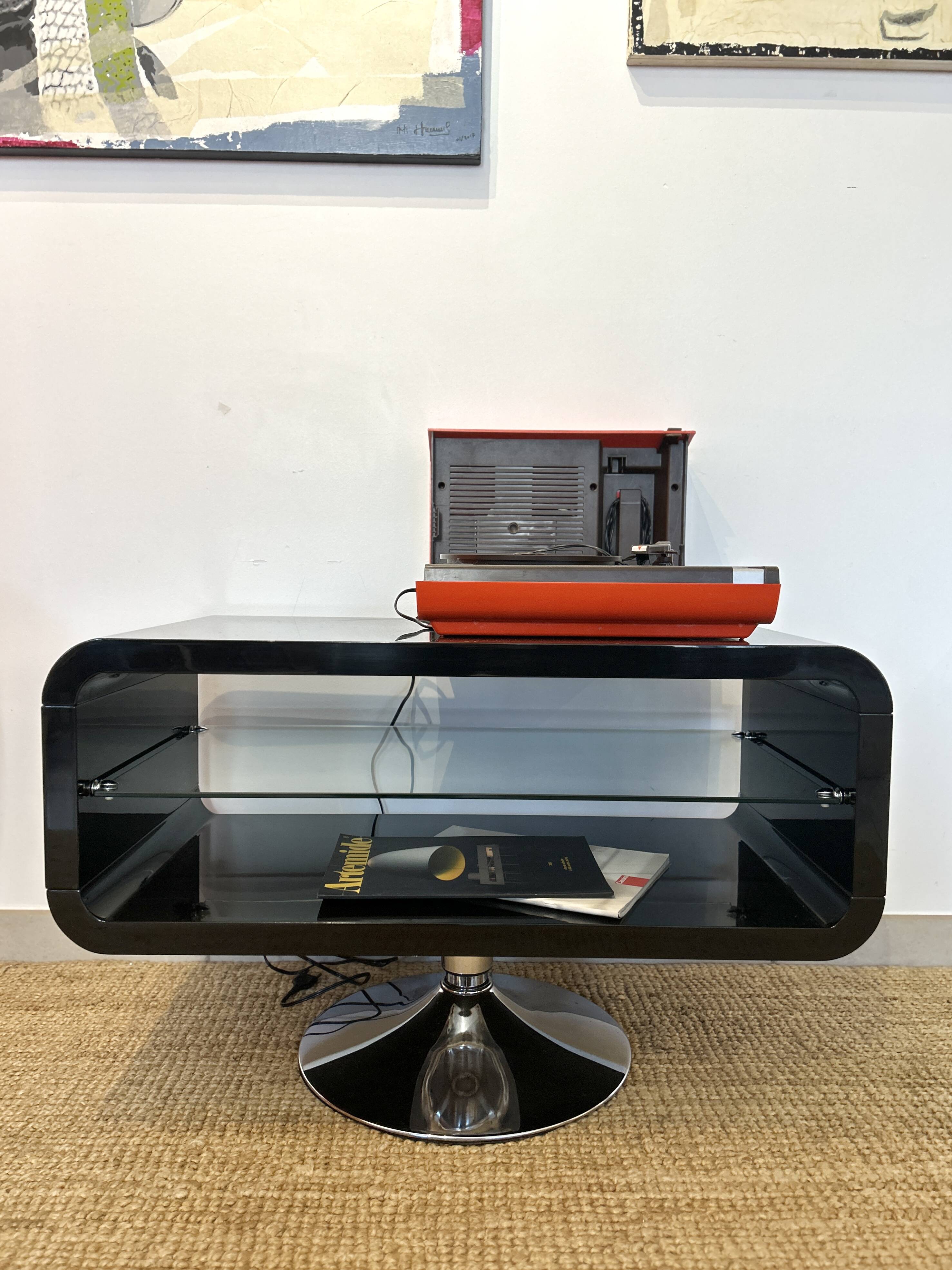 Side table with tulip base in chrome