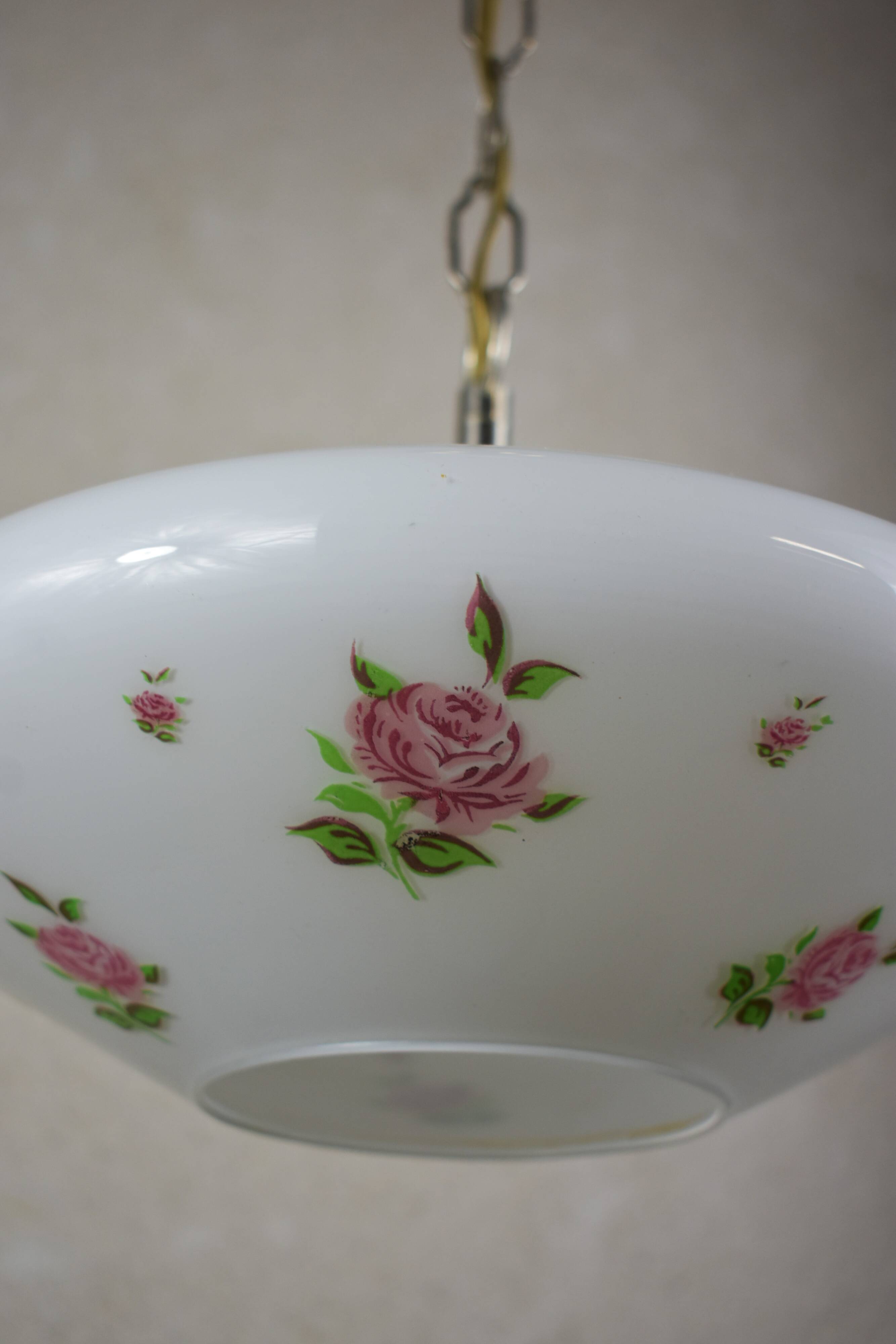 Suspension en verre blanc et motif de fleurs.
