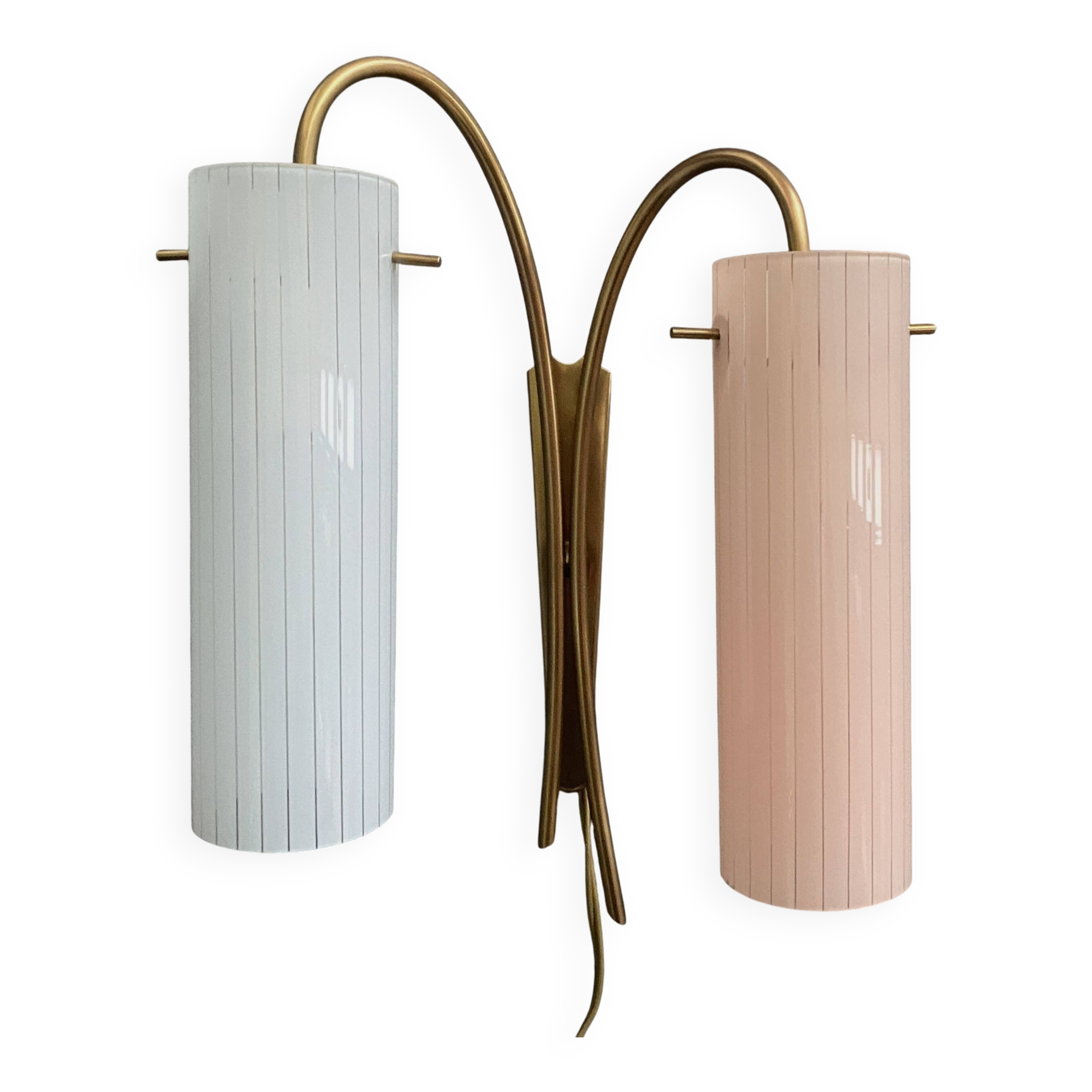 Applique murale en laiton avec abat-jour en verre rose et bleu, années 1960