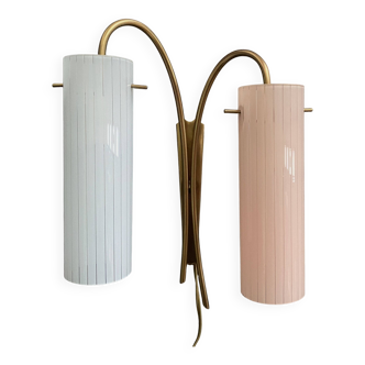 Applique murale en laiton avec abat-jour en verre rose et bleu, années 1960