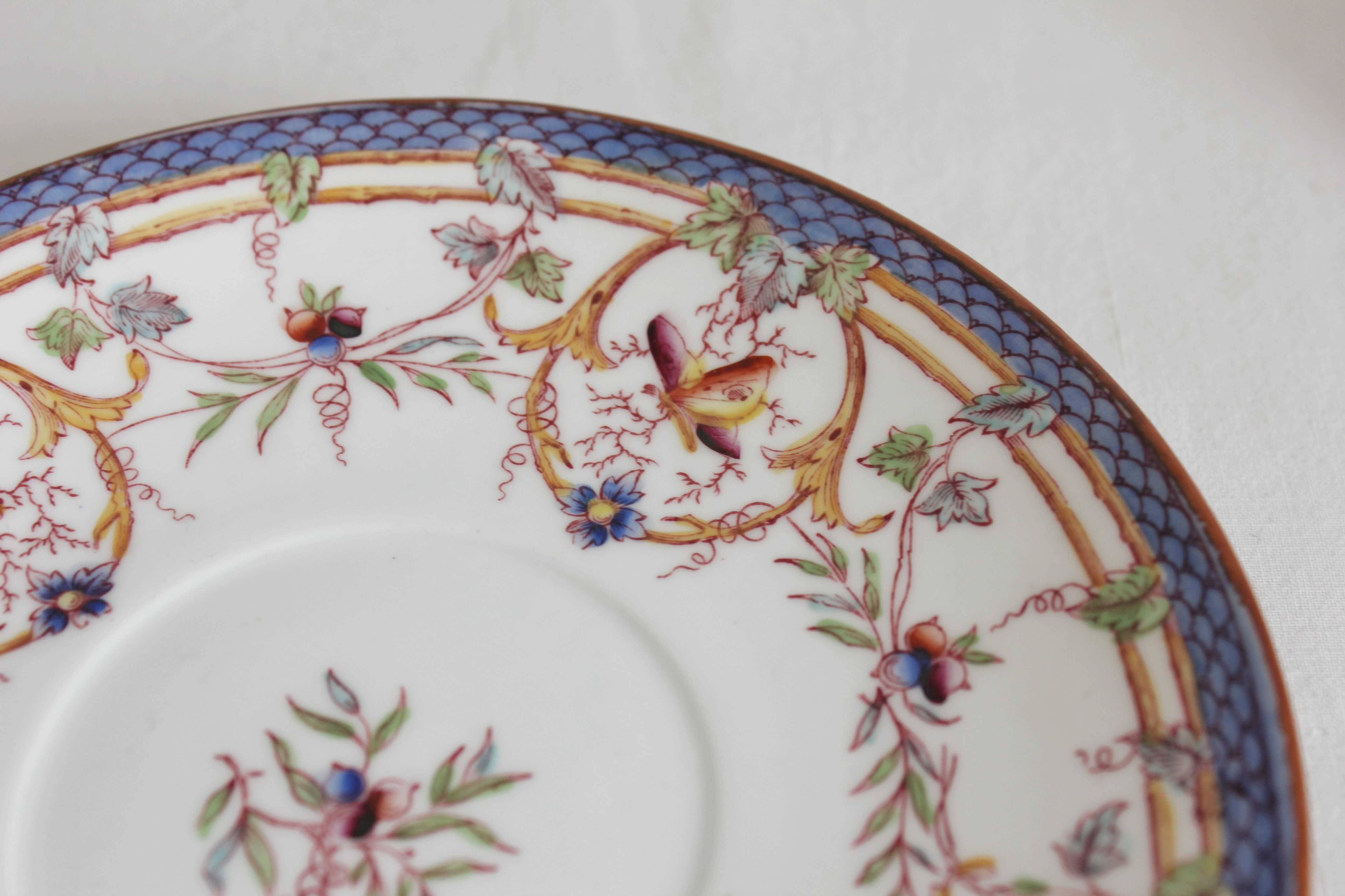 Tasse à café en terre de fer décor Minton mauve Sarreguemines fin XIXe