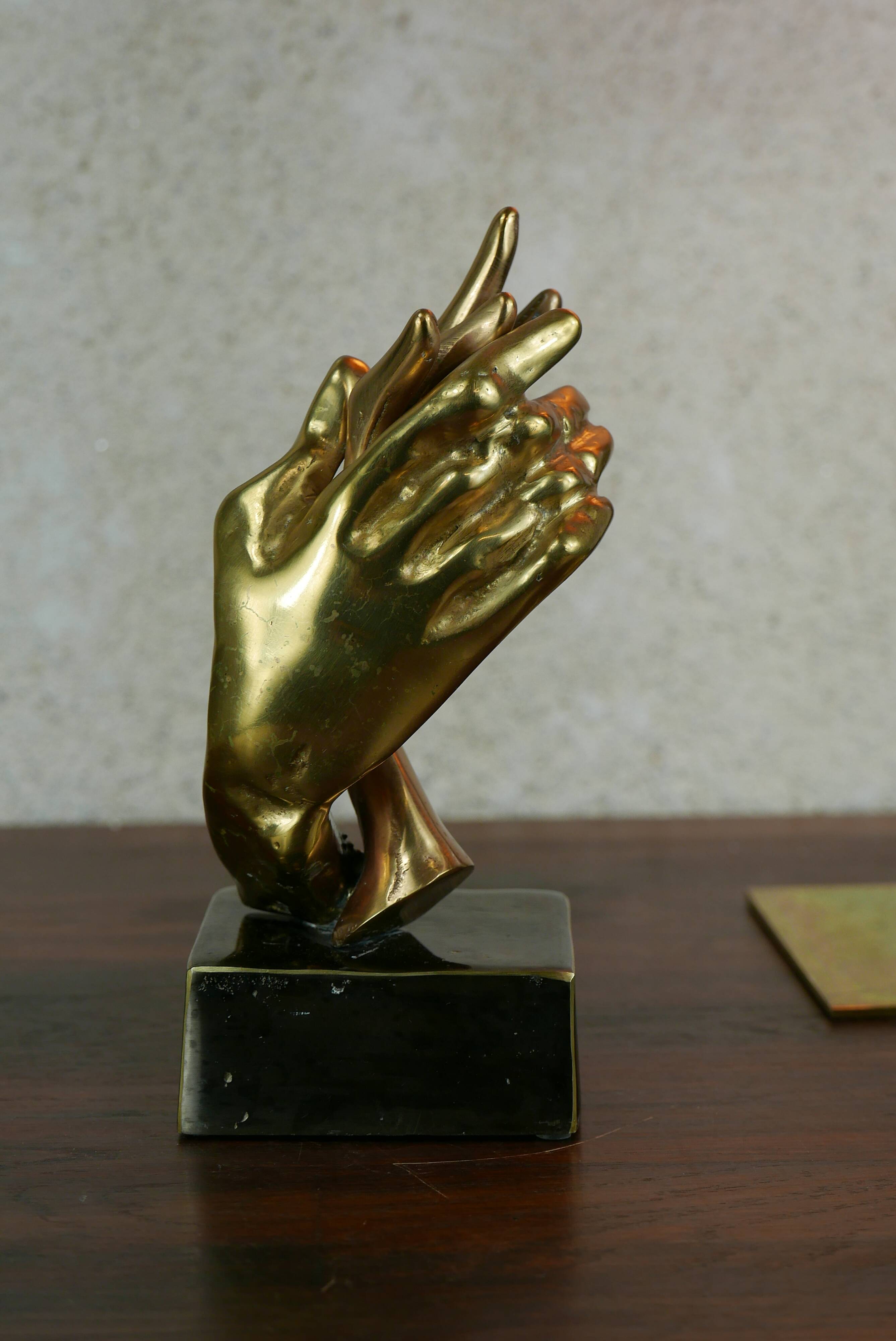 sculpture de mains entrelacées en bronze doré, signée Lohé.