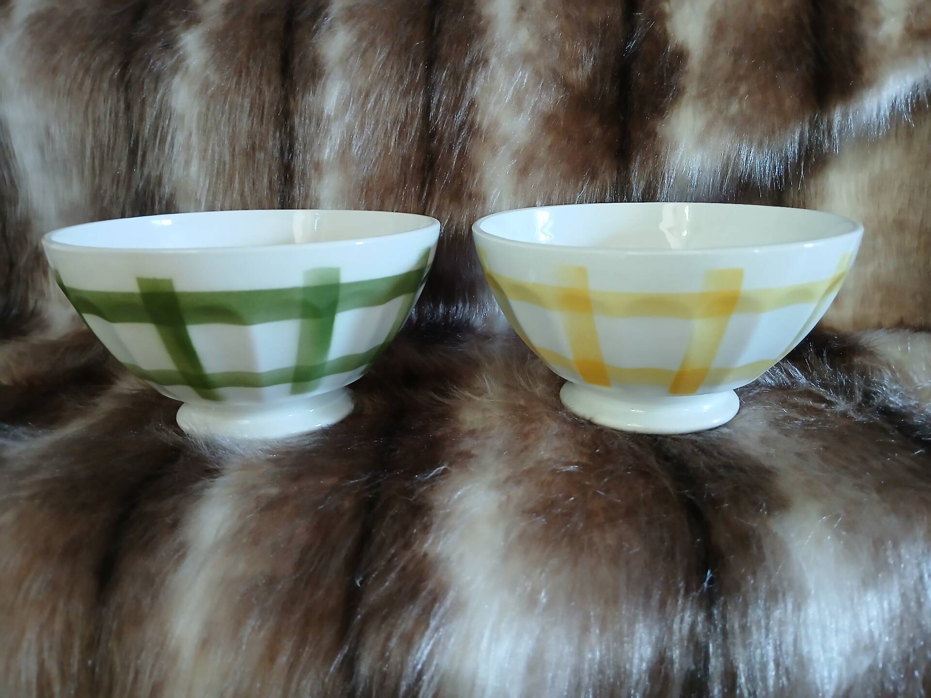 2 old model bowls tablecloth