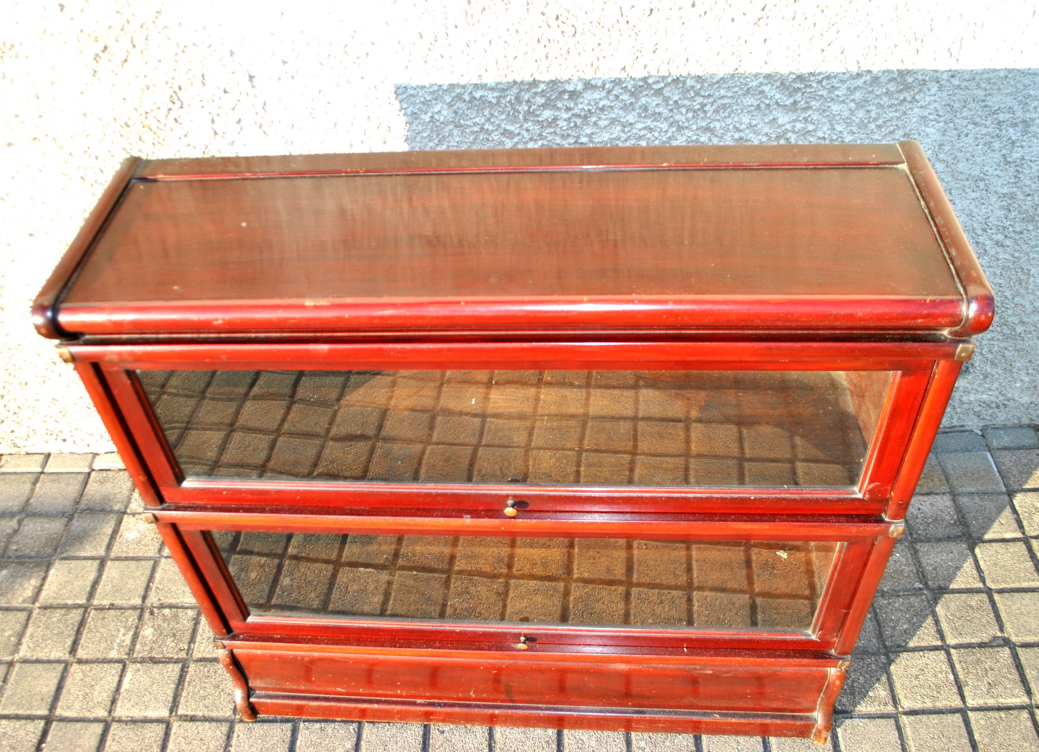 Mahogany glass-fronted bookcase THE GLOBE WERNICKE LONDON 1900, a piece of furniture