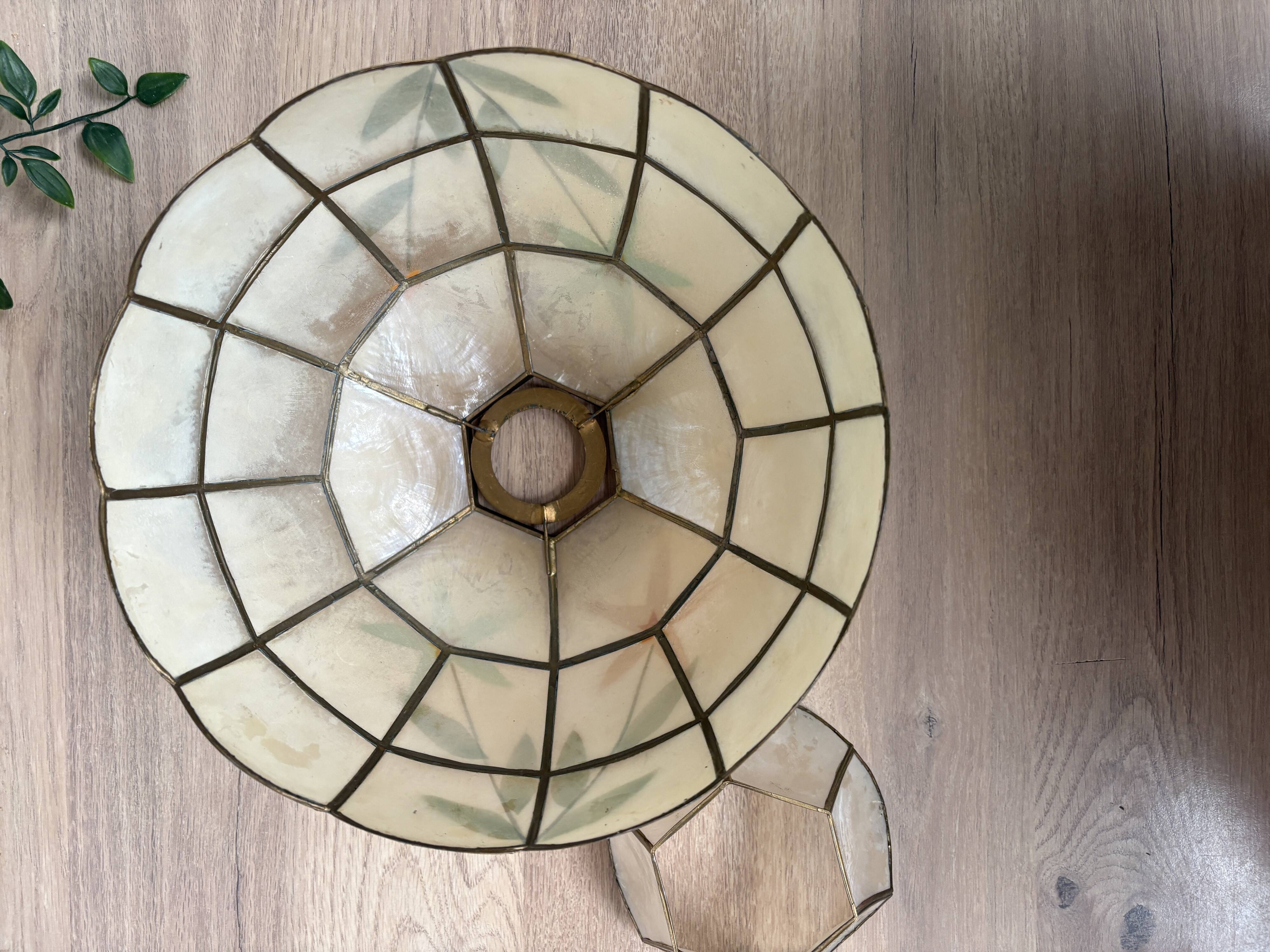 Mother-of-pearl lampshade for suspension