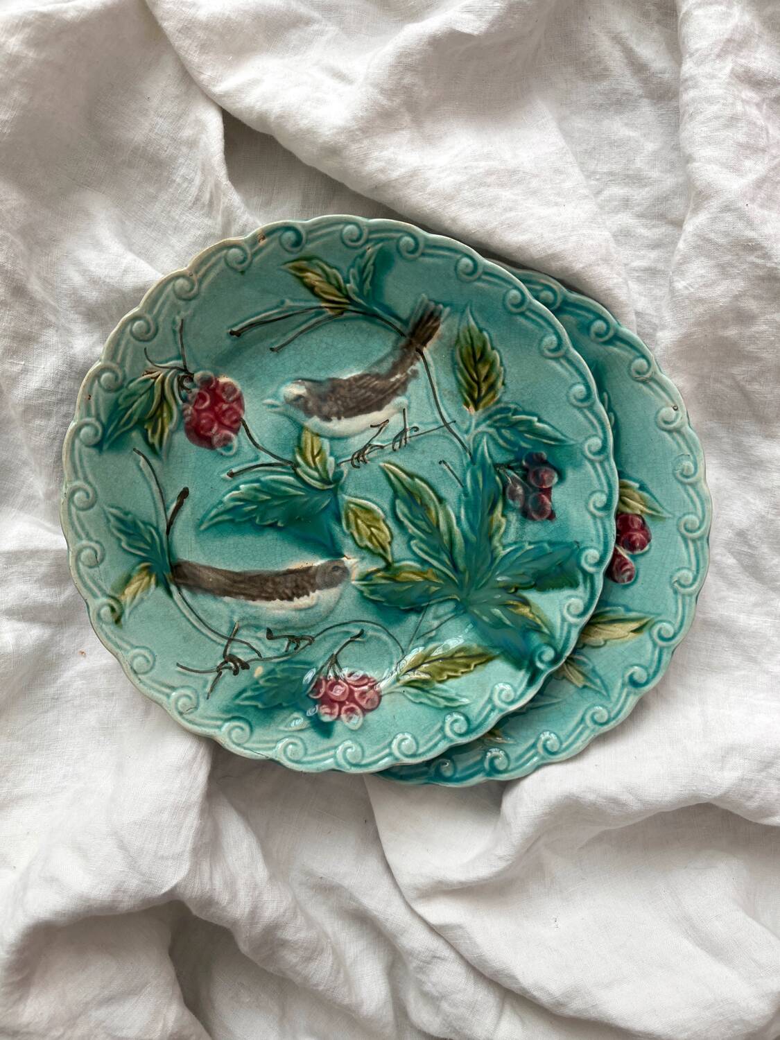 2 assiettes en barbotine oiseaux Onnaing, fin XIXème