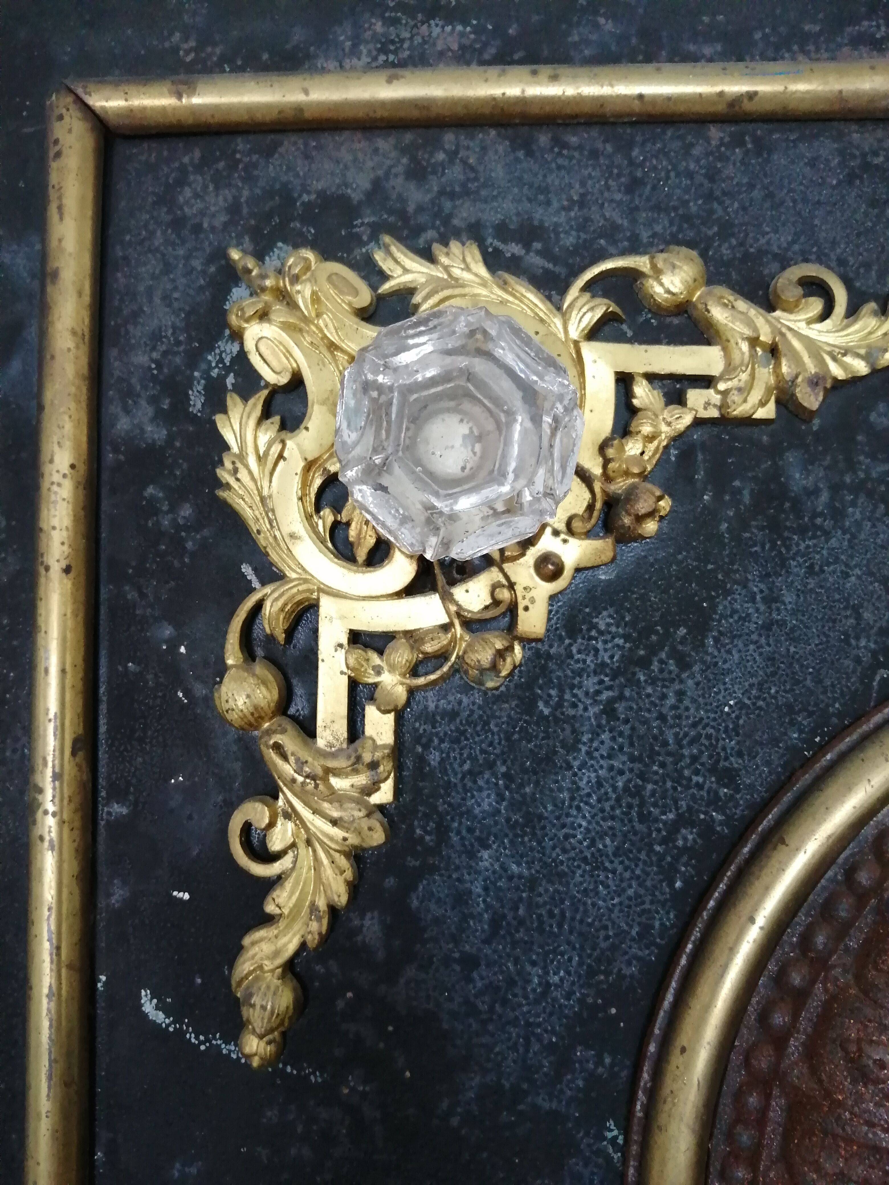 Fireproof adornment against chimney heart