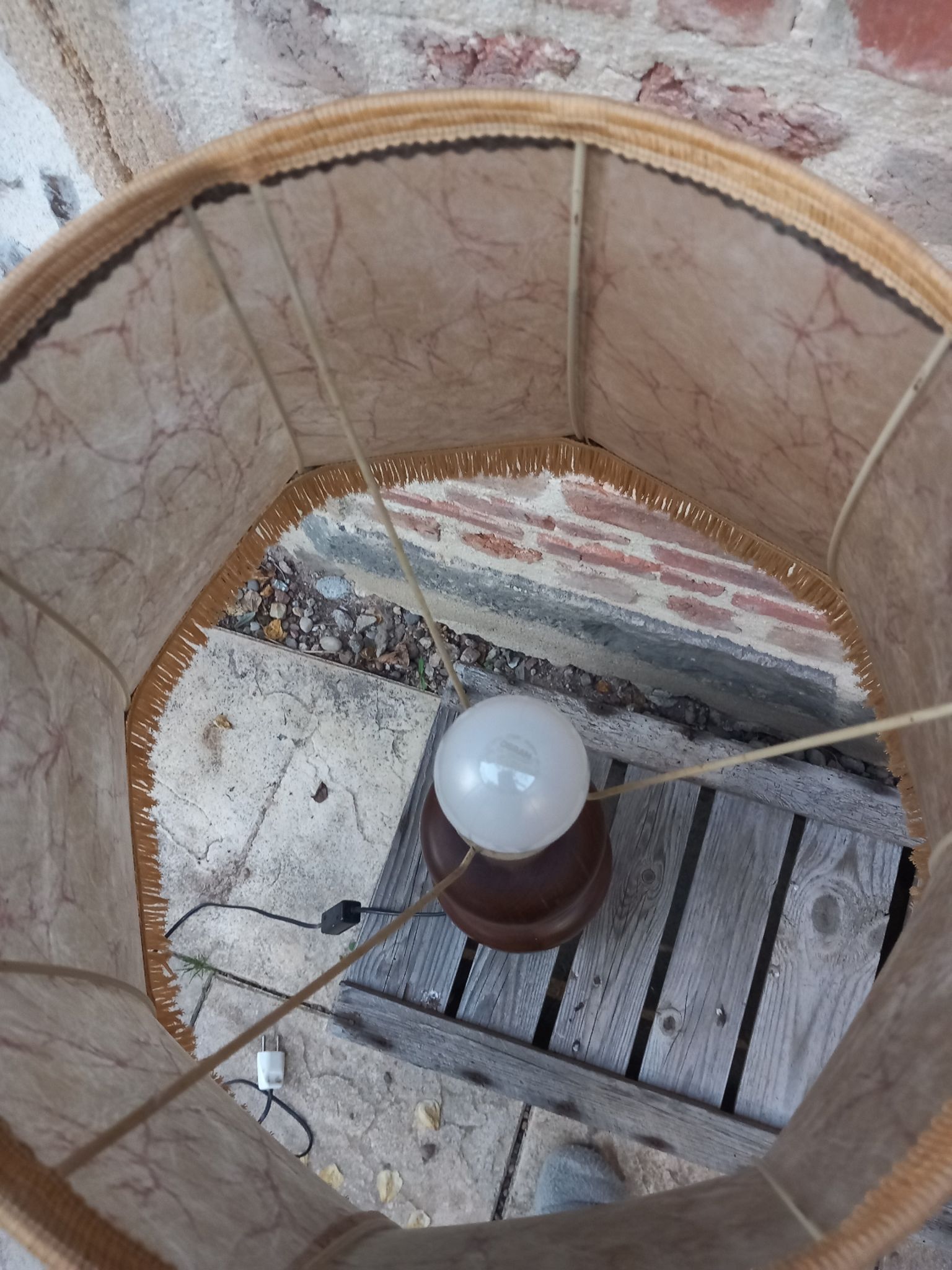 Lampe vintage en bois et abat jour à franges