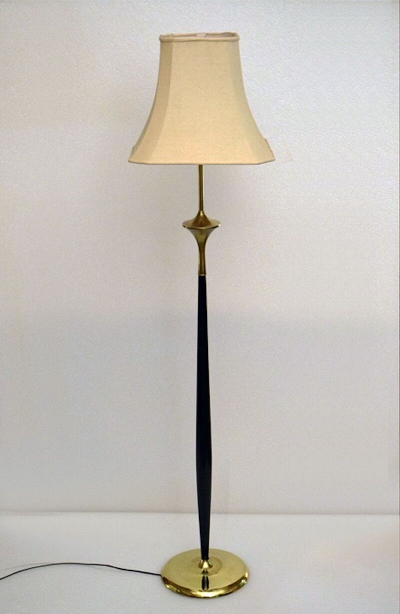 Lampadaire en acajou et laiton, années 1950