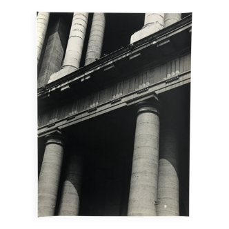 Rosine Nusimovici, sans titre (colonnes), c 1980, tirage argentique noir et blanc