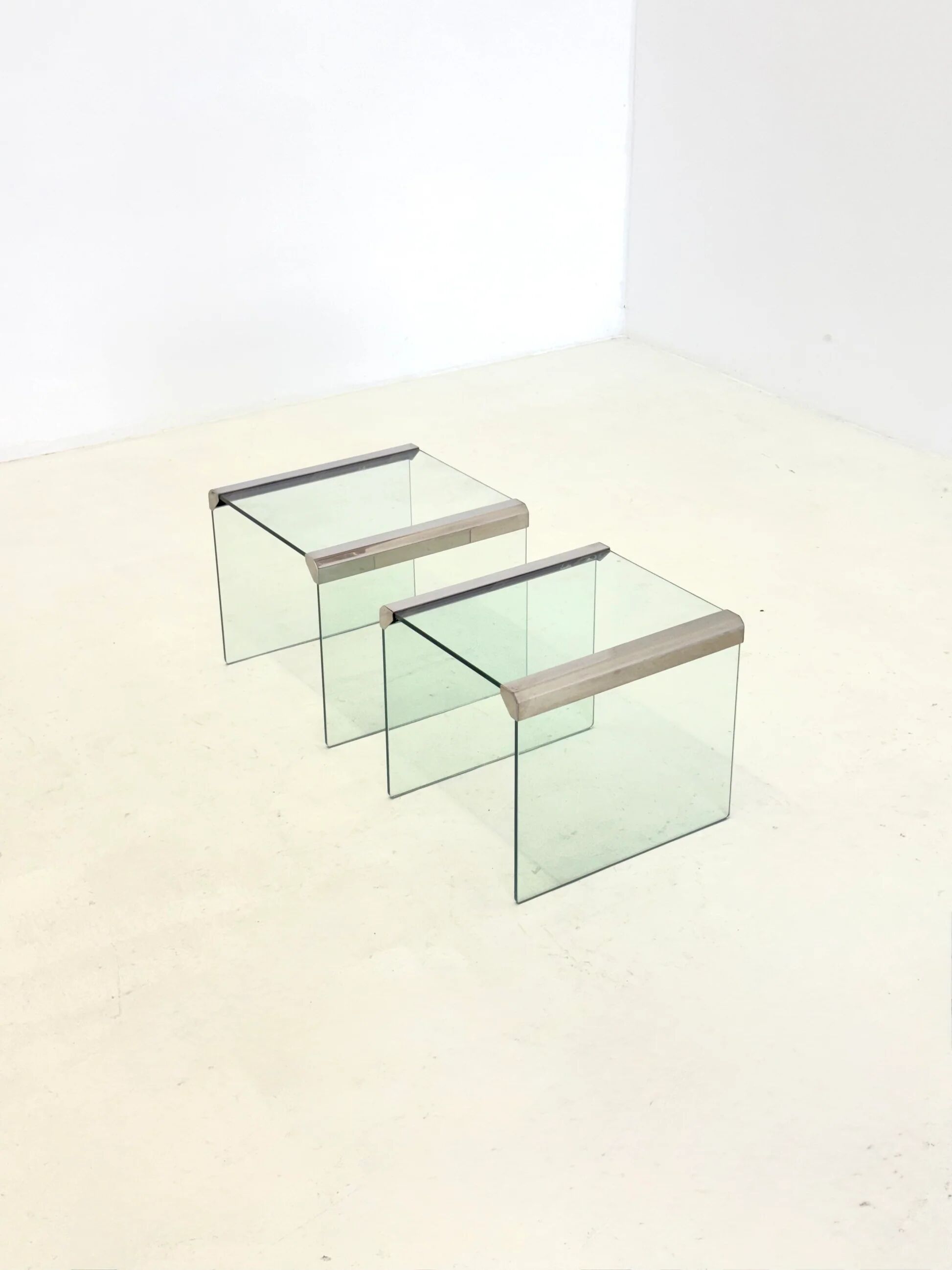 Ensemble de deux tables d'appoint en verre transparent Gallotti & Radice