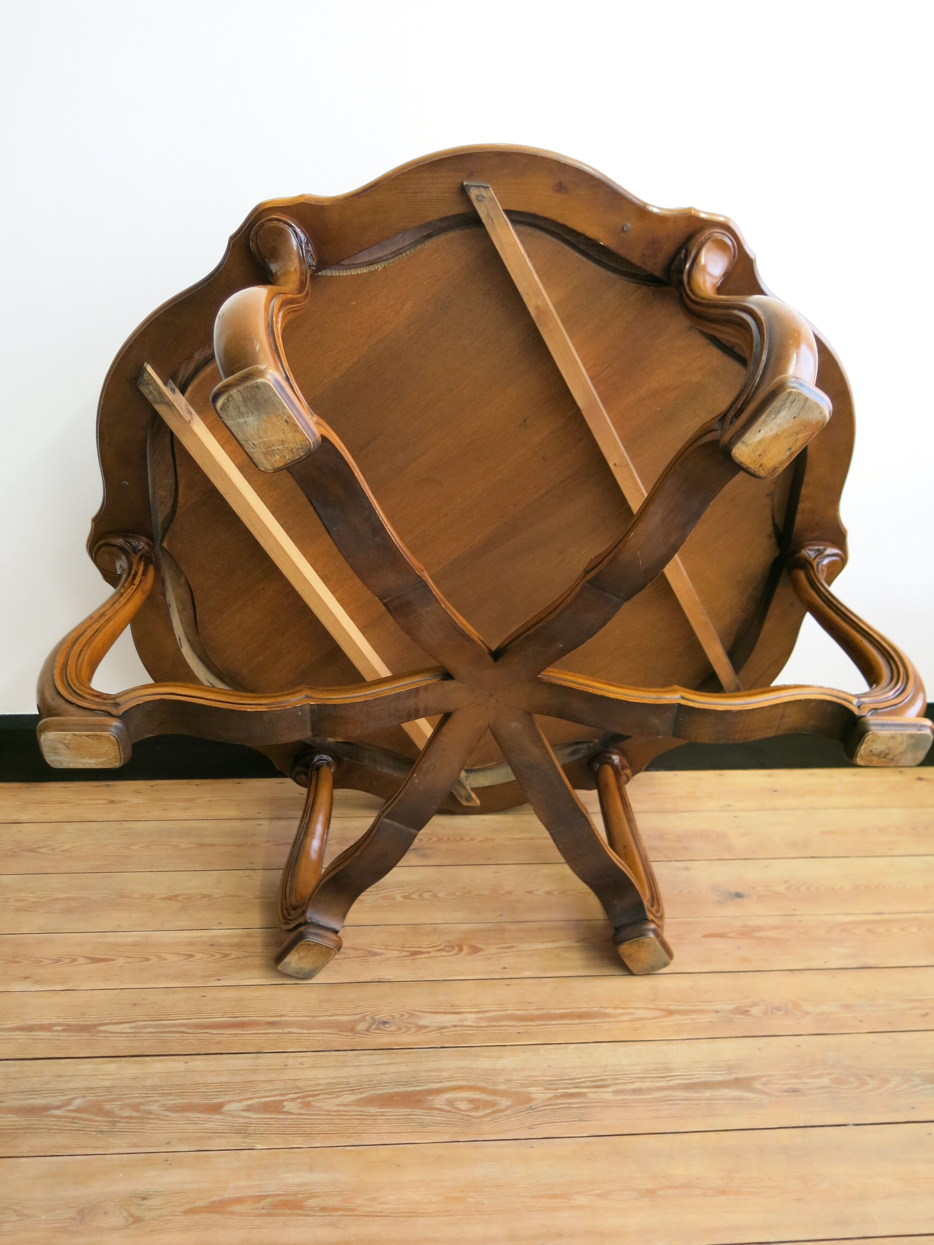 Table basse English Regency en acajou sculpté et cuir olive