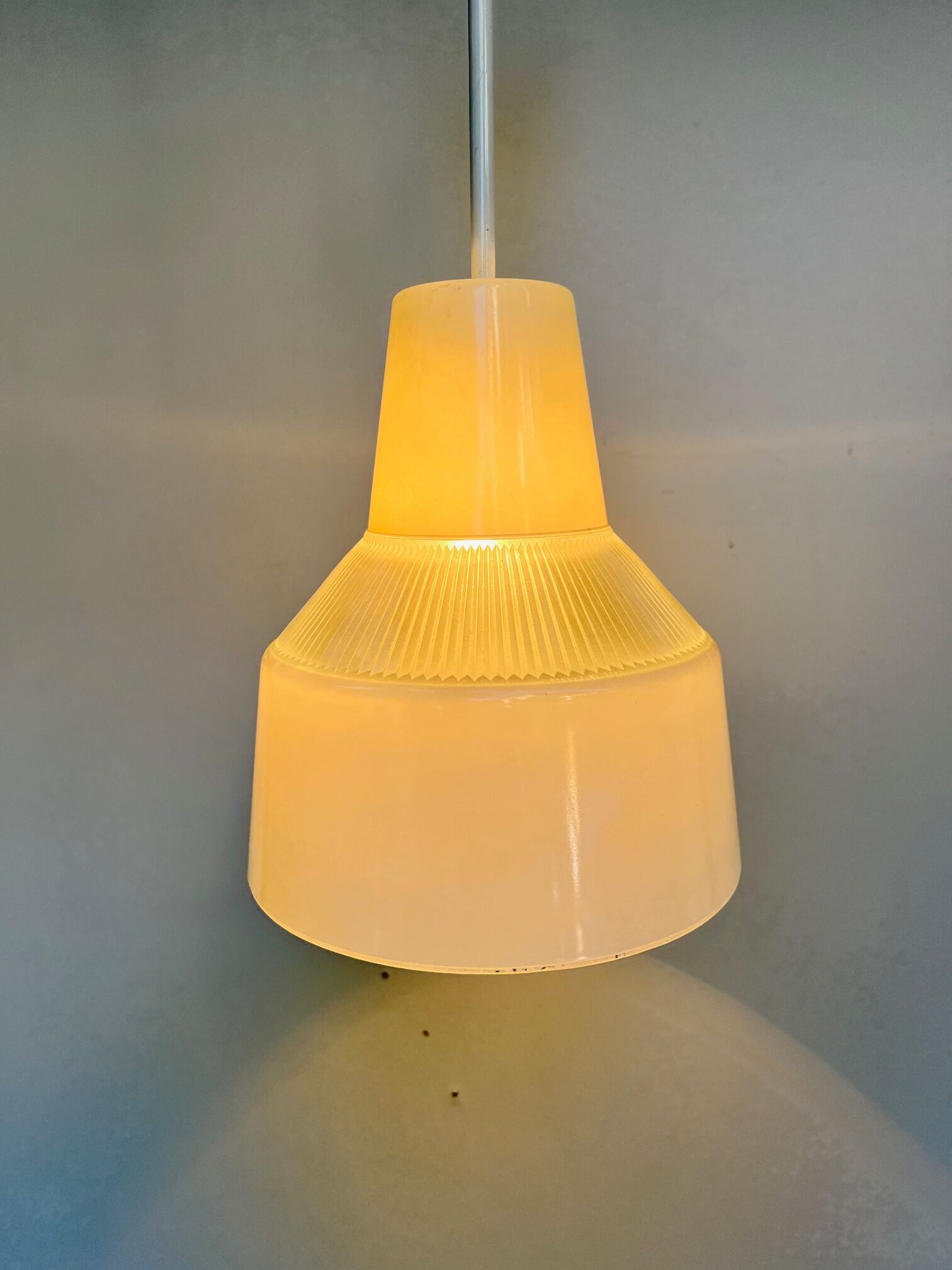 Holophane suspension en verre rv2 prismopal 1972  ø 24 cm