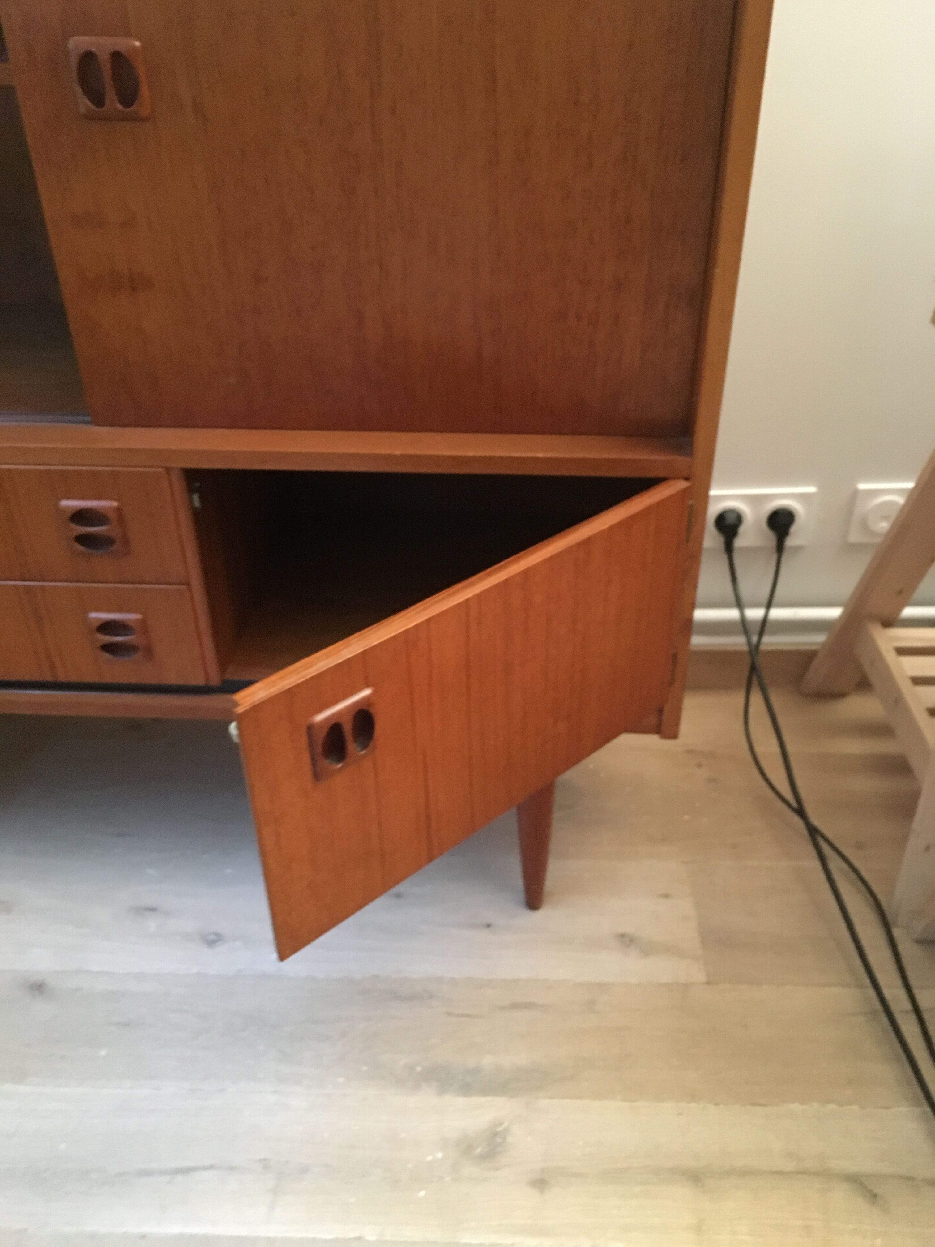 Meuble en teck avec 2 tiroirs et 1 porte
