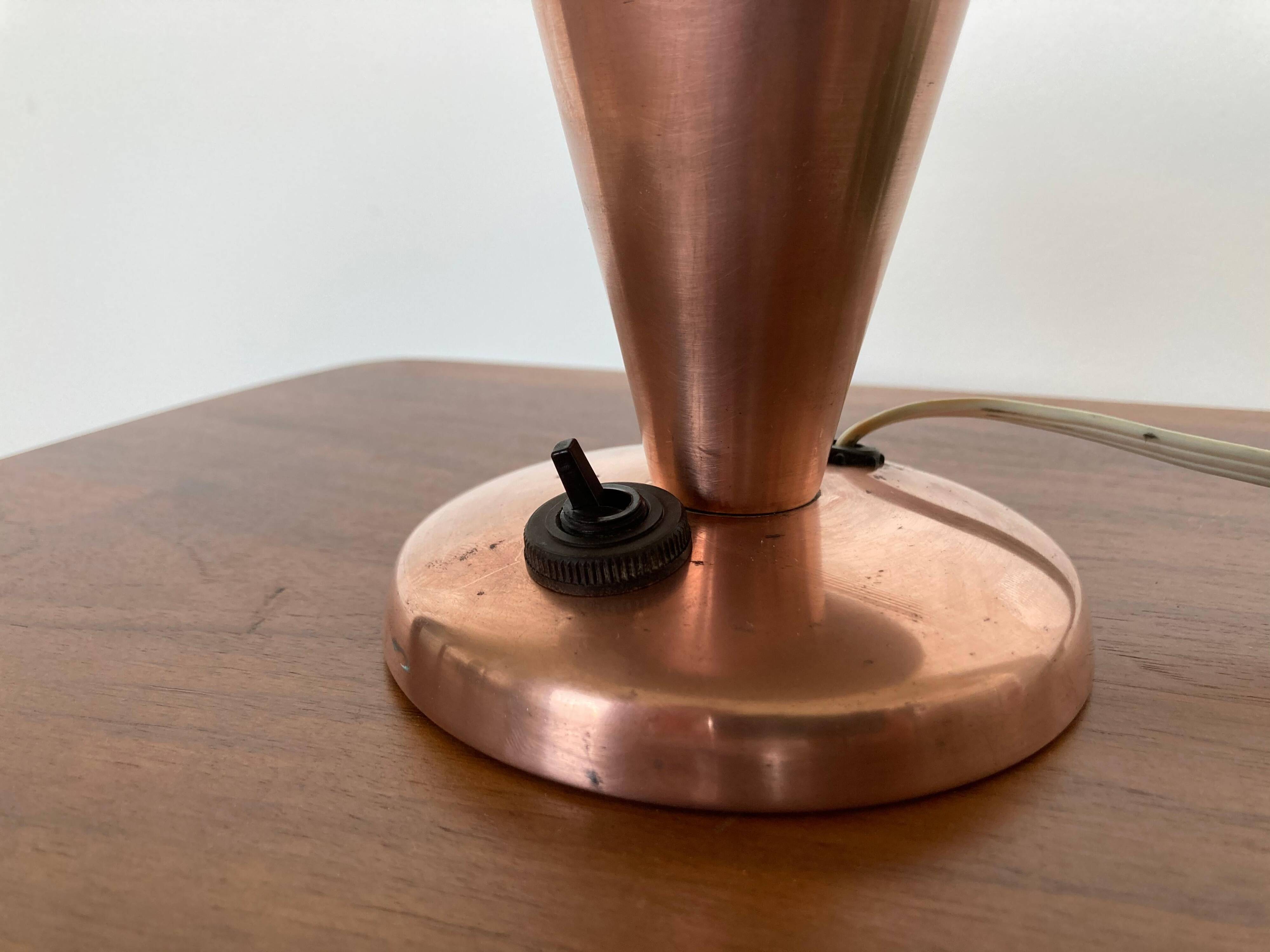 Petite lampe de table en laiton de style Bauhaus, Tchécoslovaquie, années 1940.