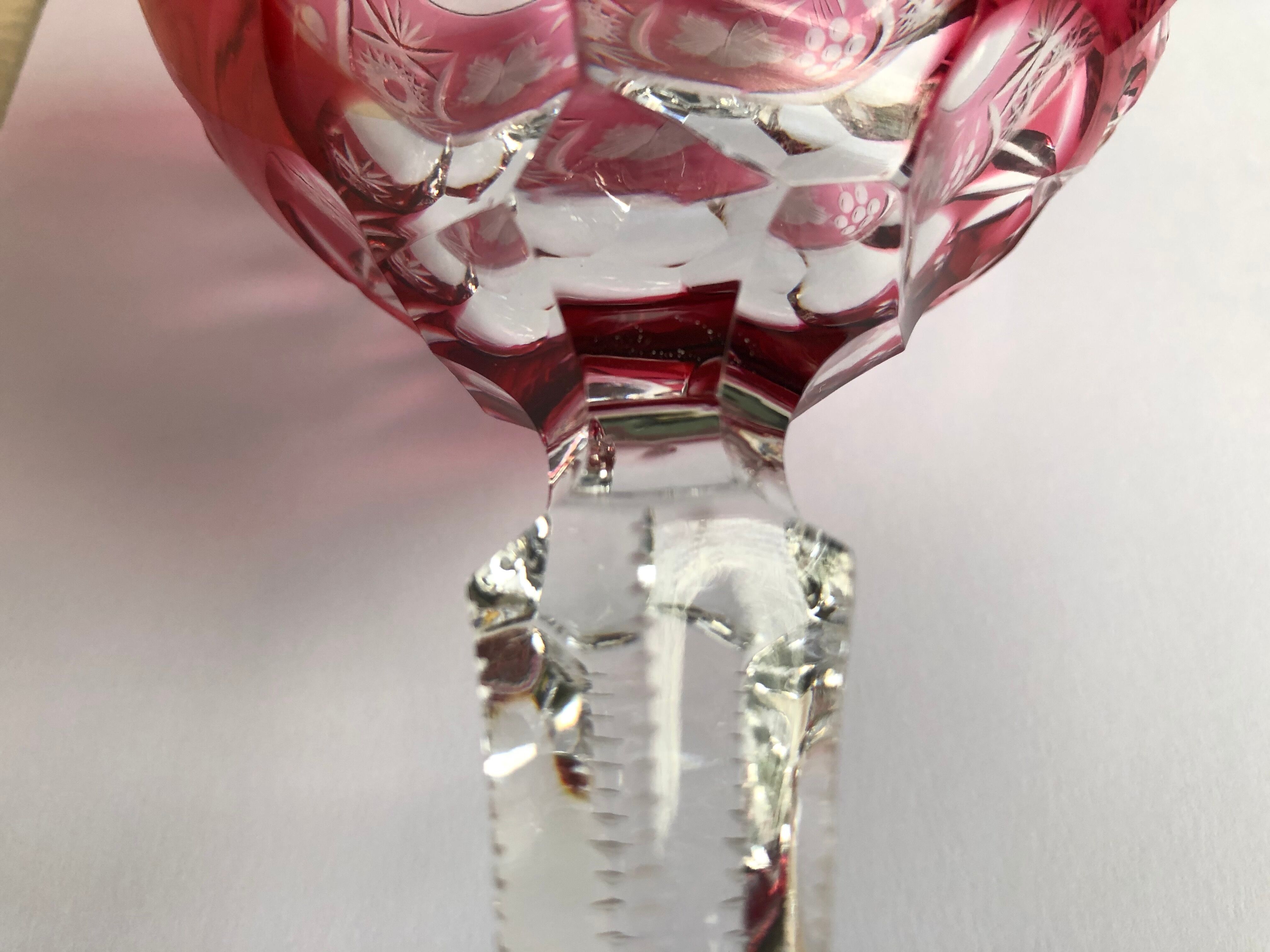 Ensemble de cinq verres à pied en cristal de couleur