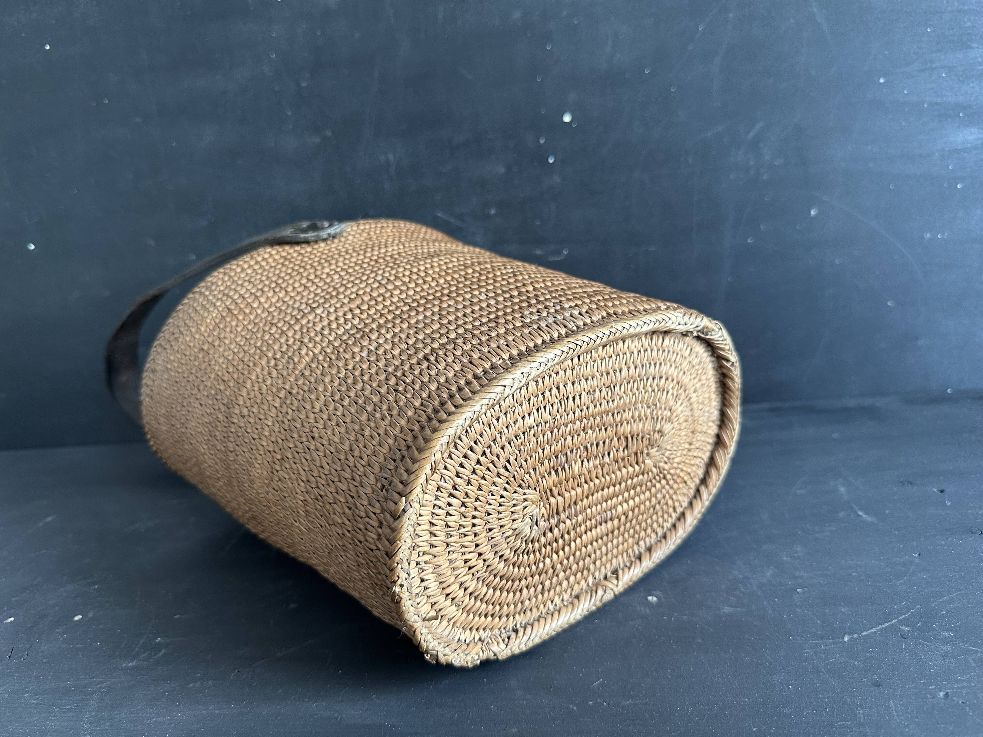 Ancien sac panier en vannerie, bois et cuir, XIXe siècle
