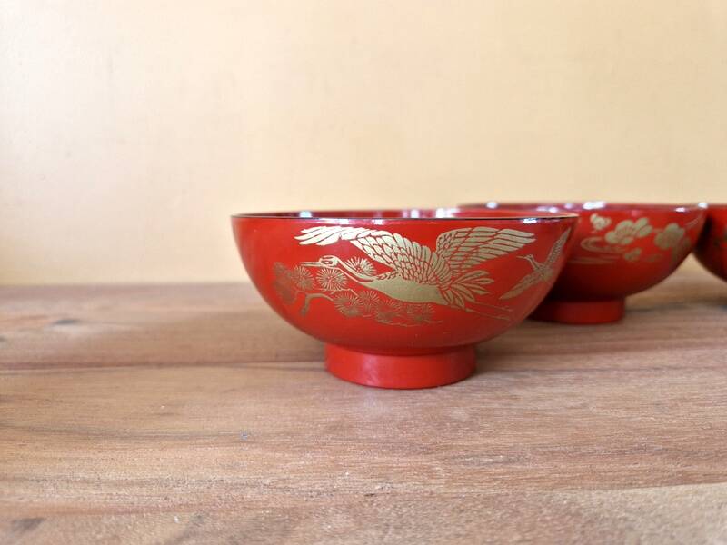 Japan - Series of 4 rice bowls - In red and gold lacquered wood - Meiji period work (1868-1912)