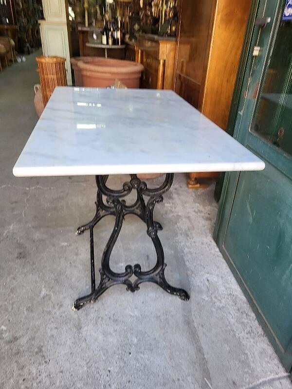 Table bistrot en marbre avec pied en fonte