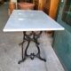 Table bistrot en marbre avec pied en fonte