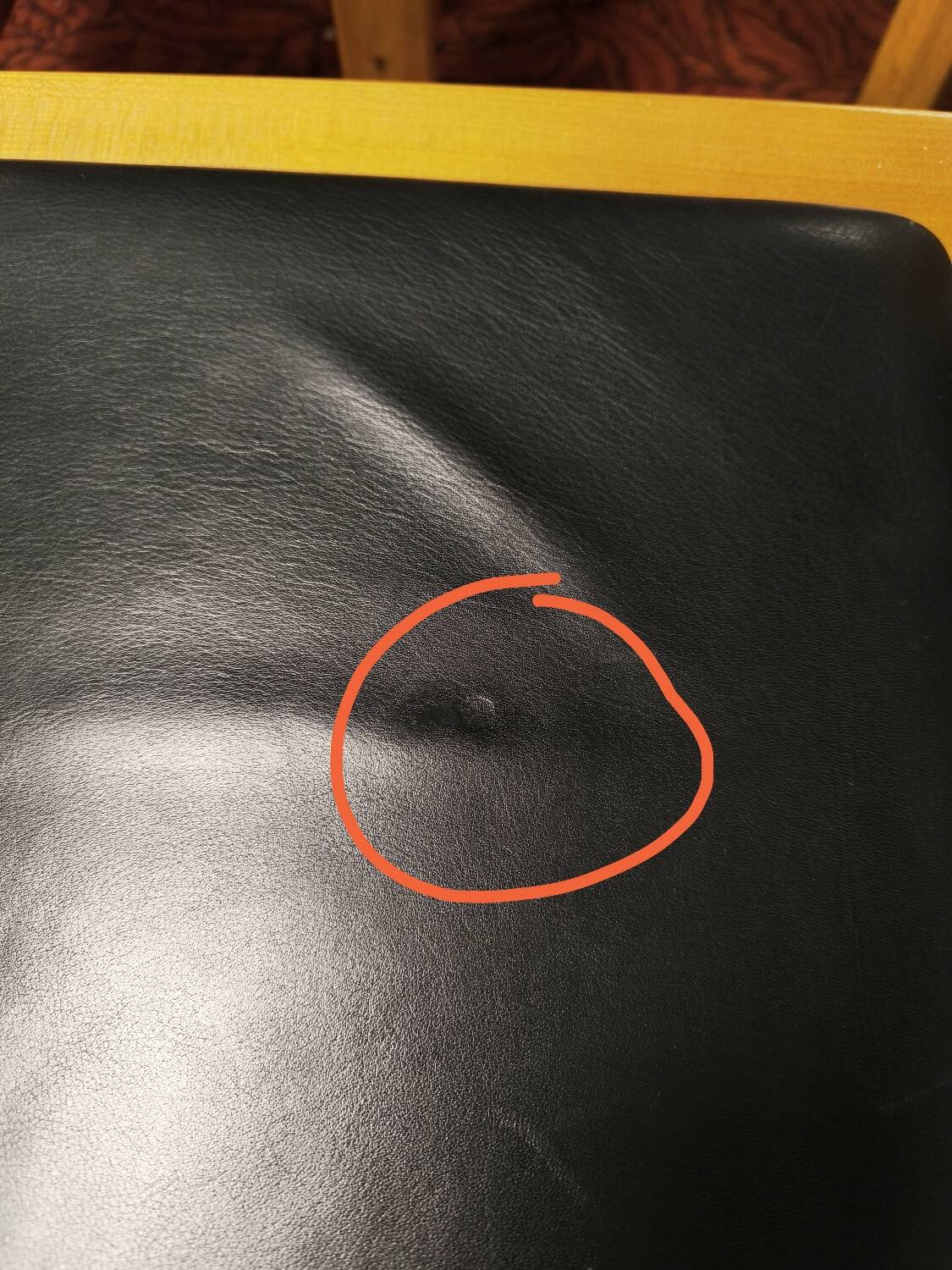 4 chairs in solid elm and leather from the Regain brand.