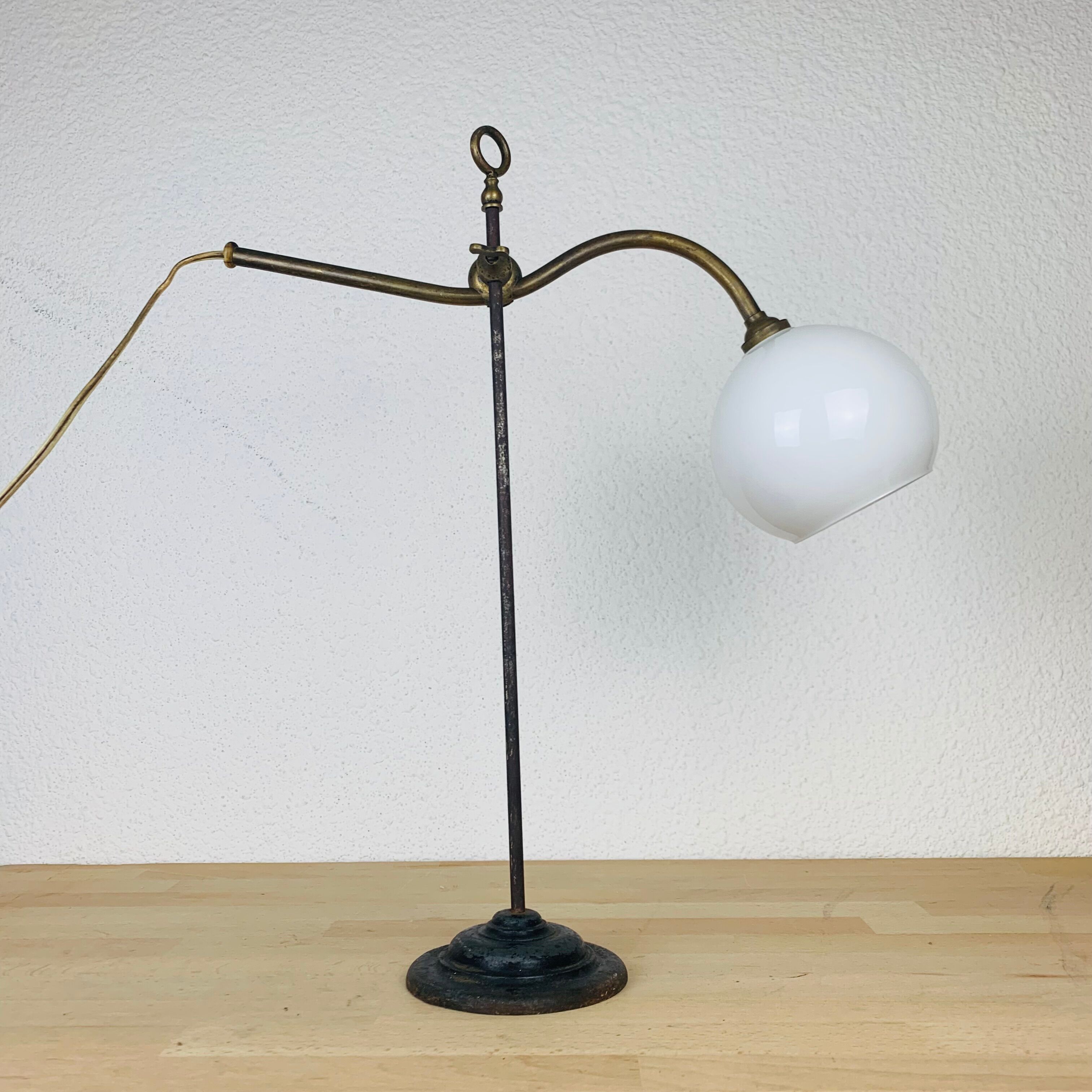 Lampe art déco monte et baisse laiton opaline