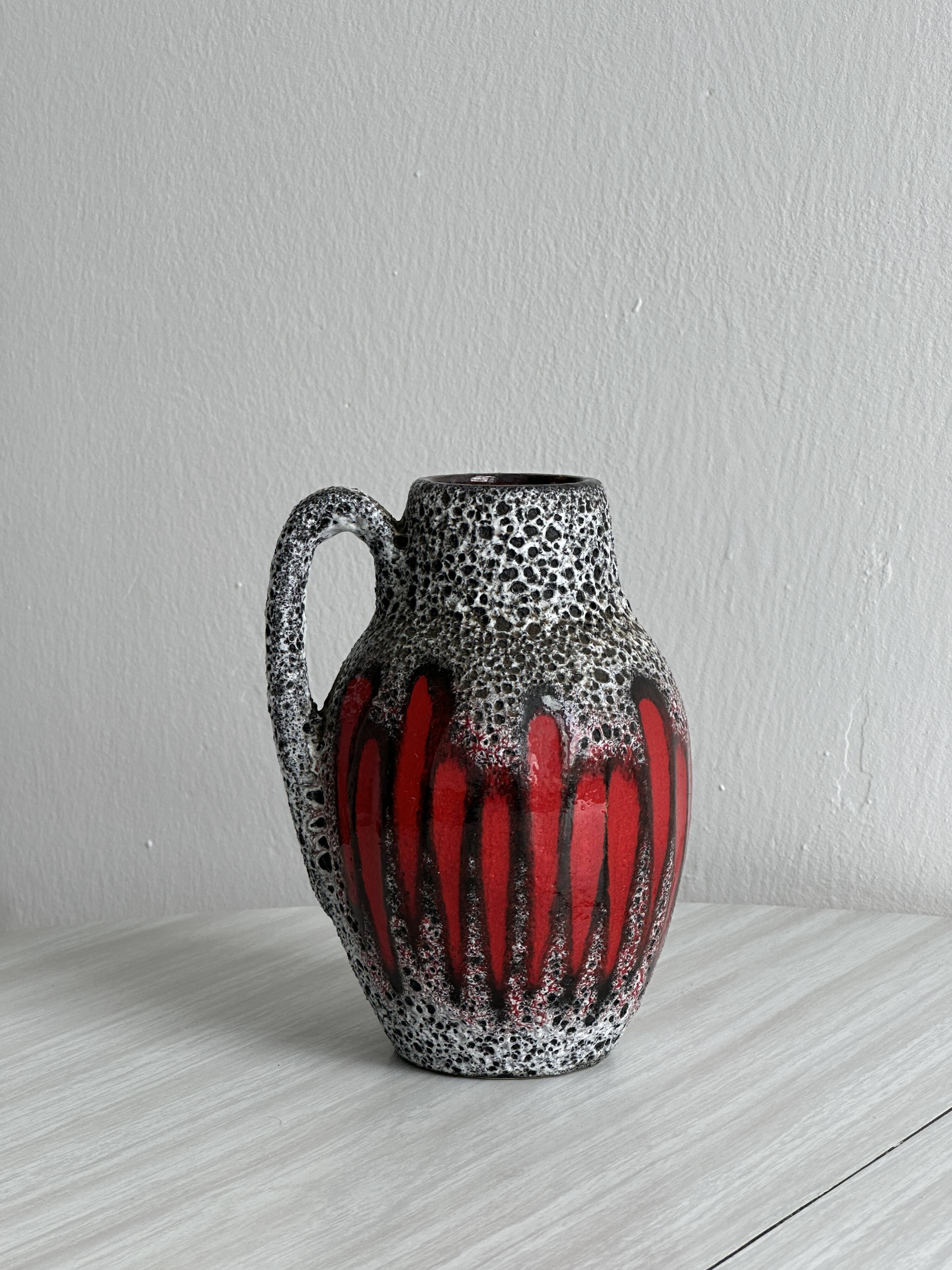 Petit pichet ou vase en céramique texturée