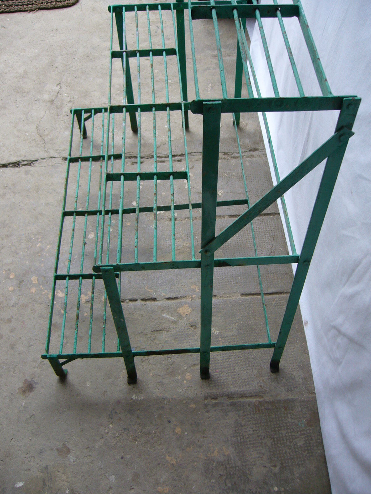 Porte plante ancien en métal riveté