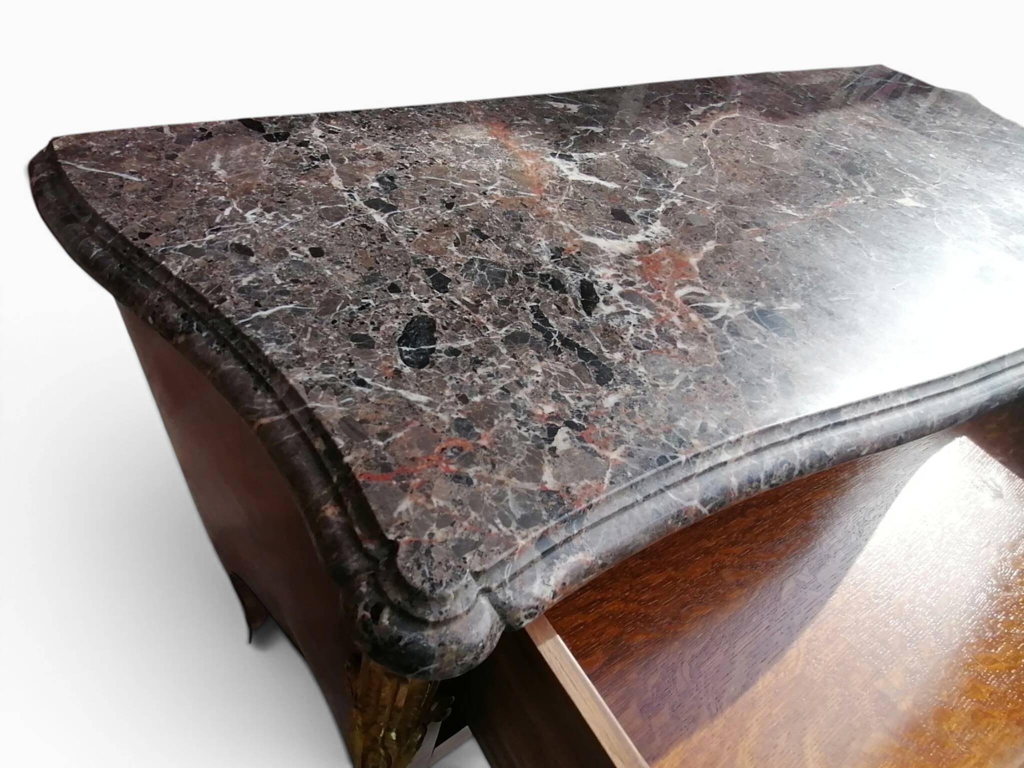 Commode en bois de plaquage, marbre et bronze - Style Louis XV.
