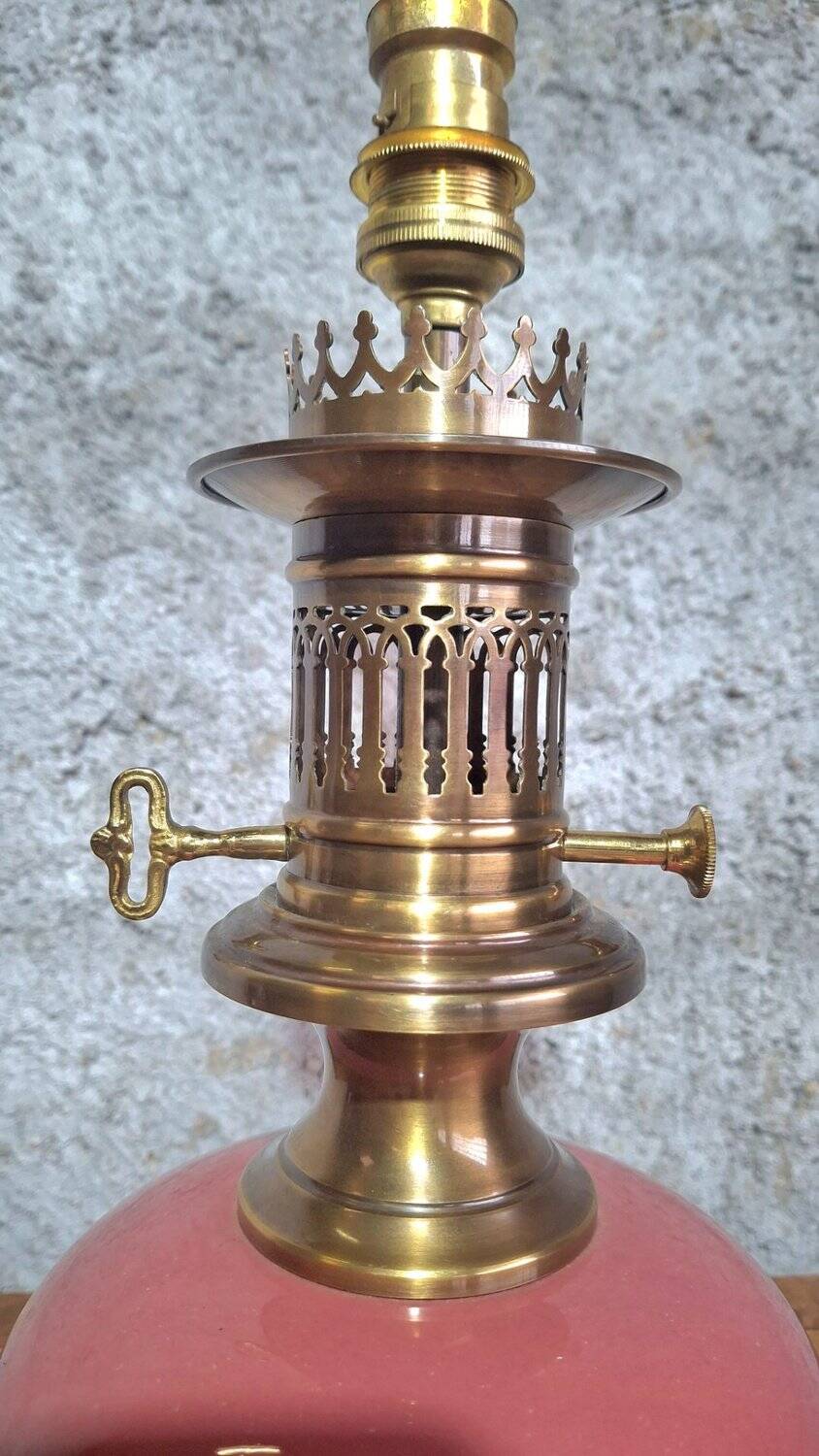 Neo-Victorian table lamp with pink opaline glass and brass – Vintage 1970s