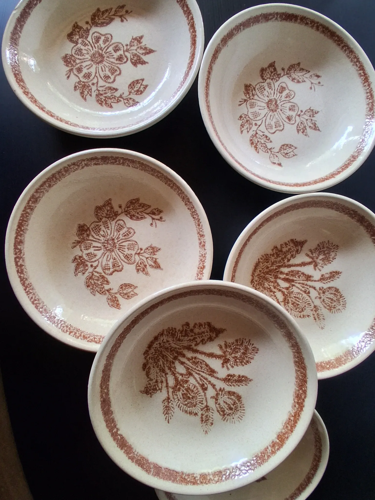 6 beige ceramic deep plates in very good condition.