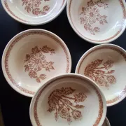 6 beige ceramic deep plates in very good condition.