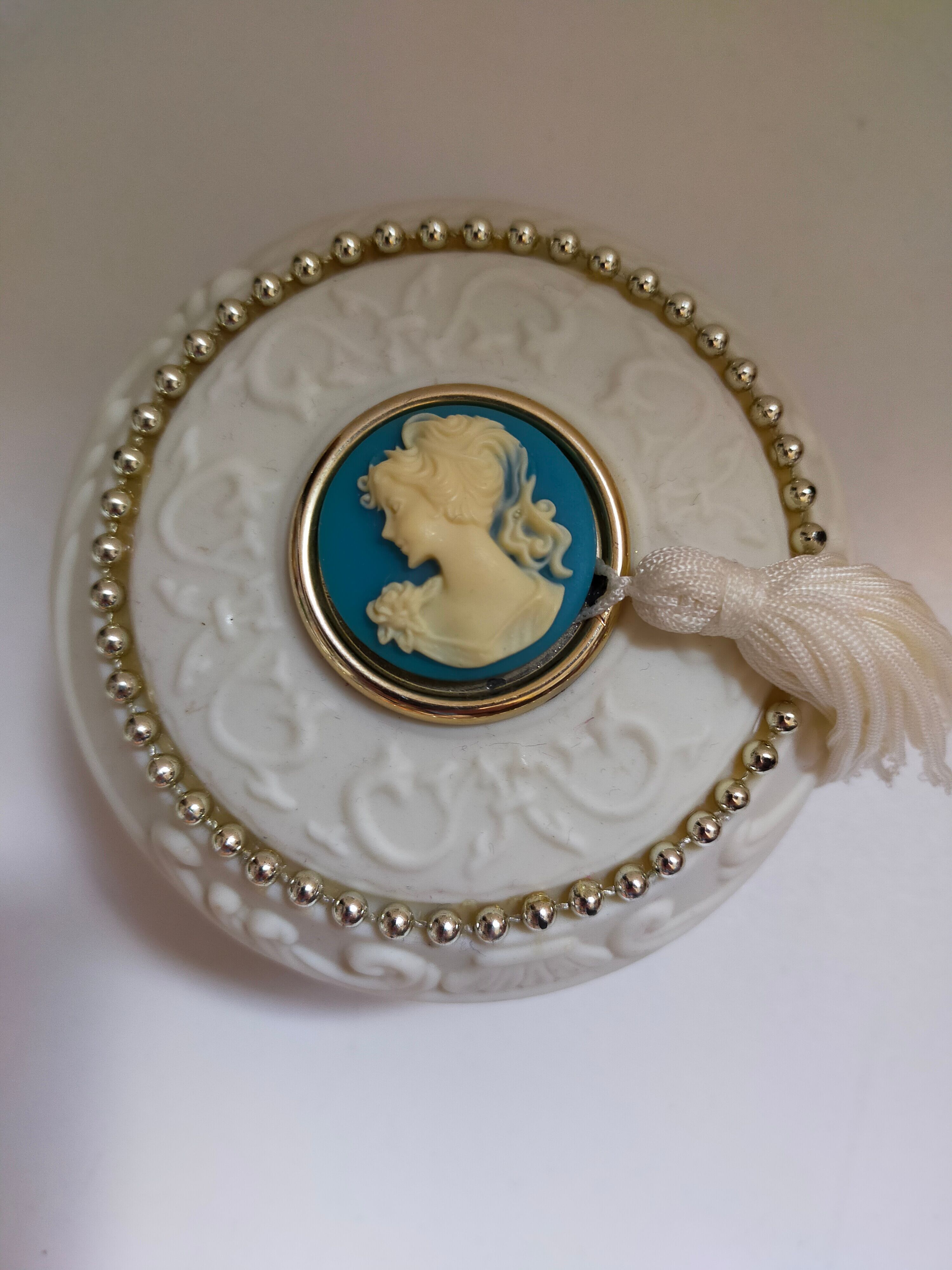 Boîte à bijoux en biscuit vintage