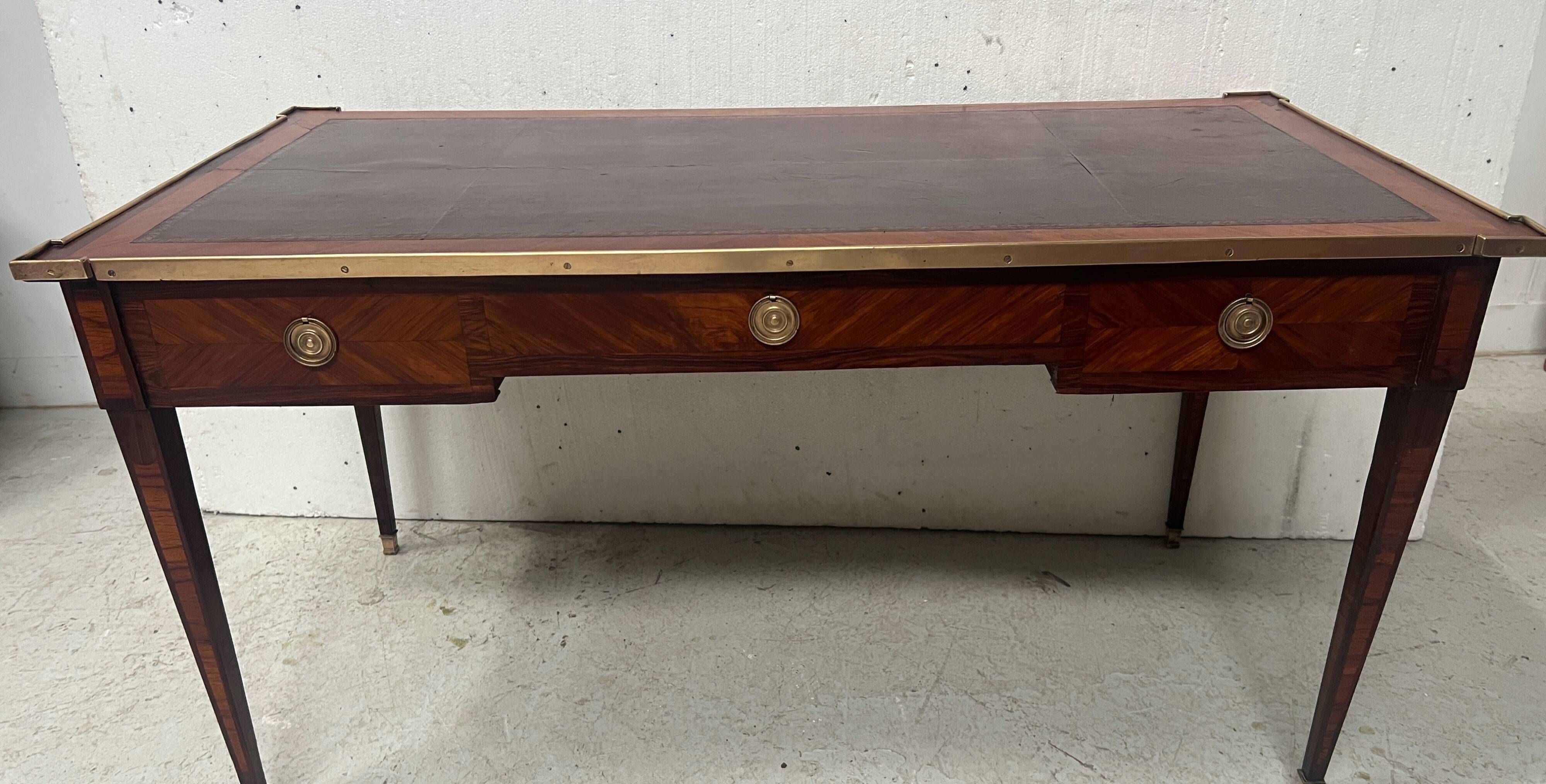 Louis XVI flat desk in mahogany veneer and rosewood, 18th century.