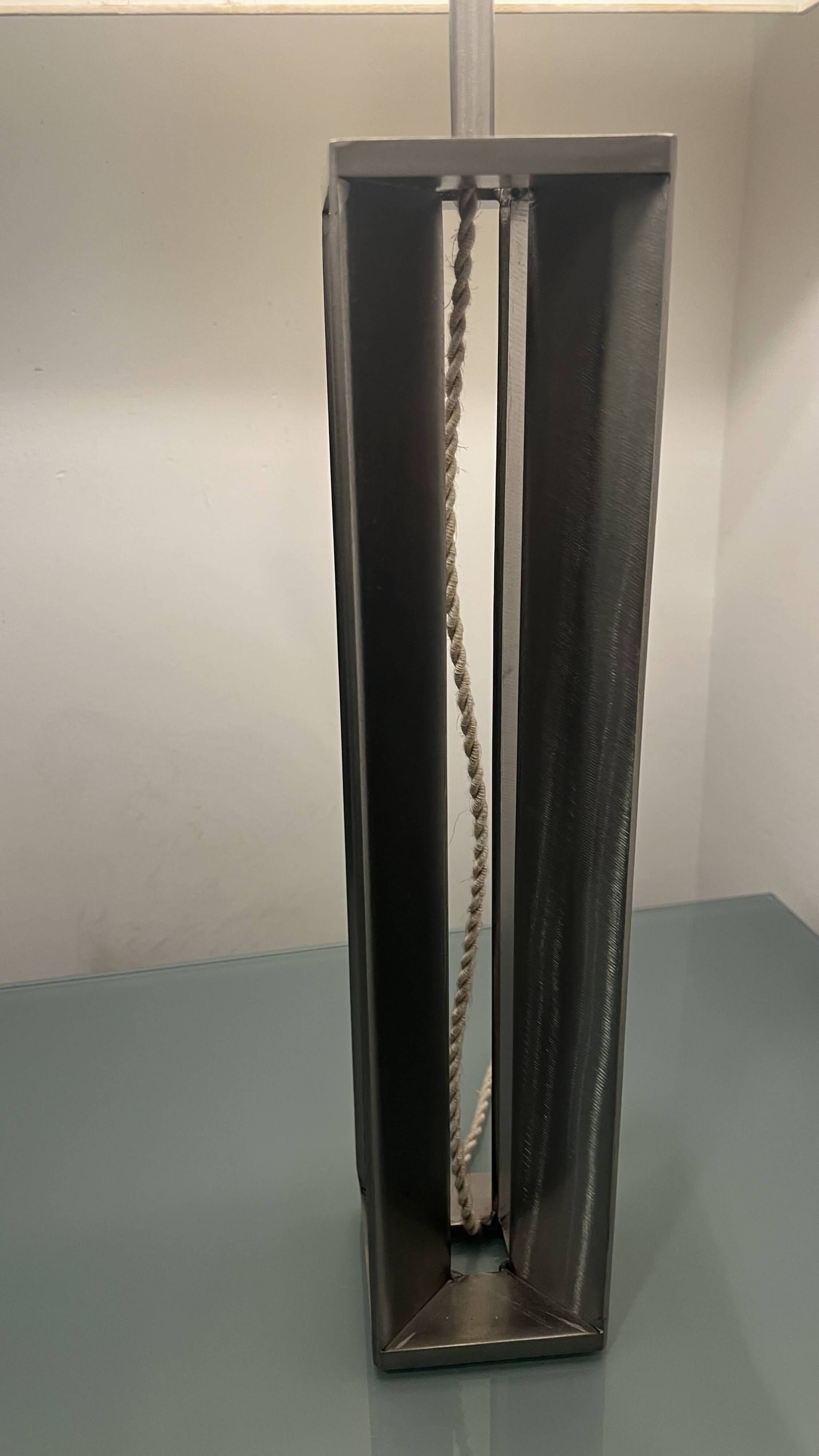 Lampe de table avec base en acier.