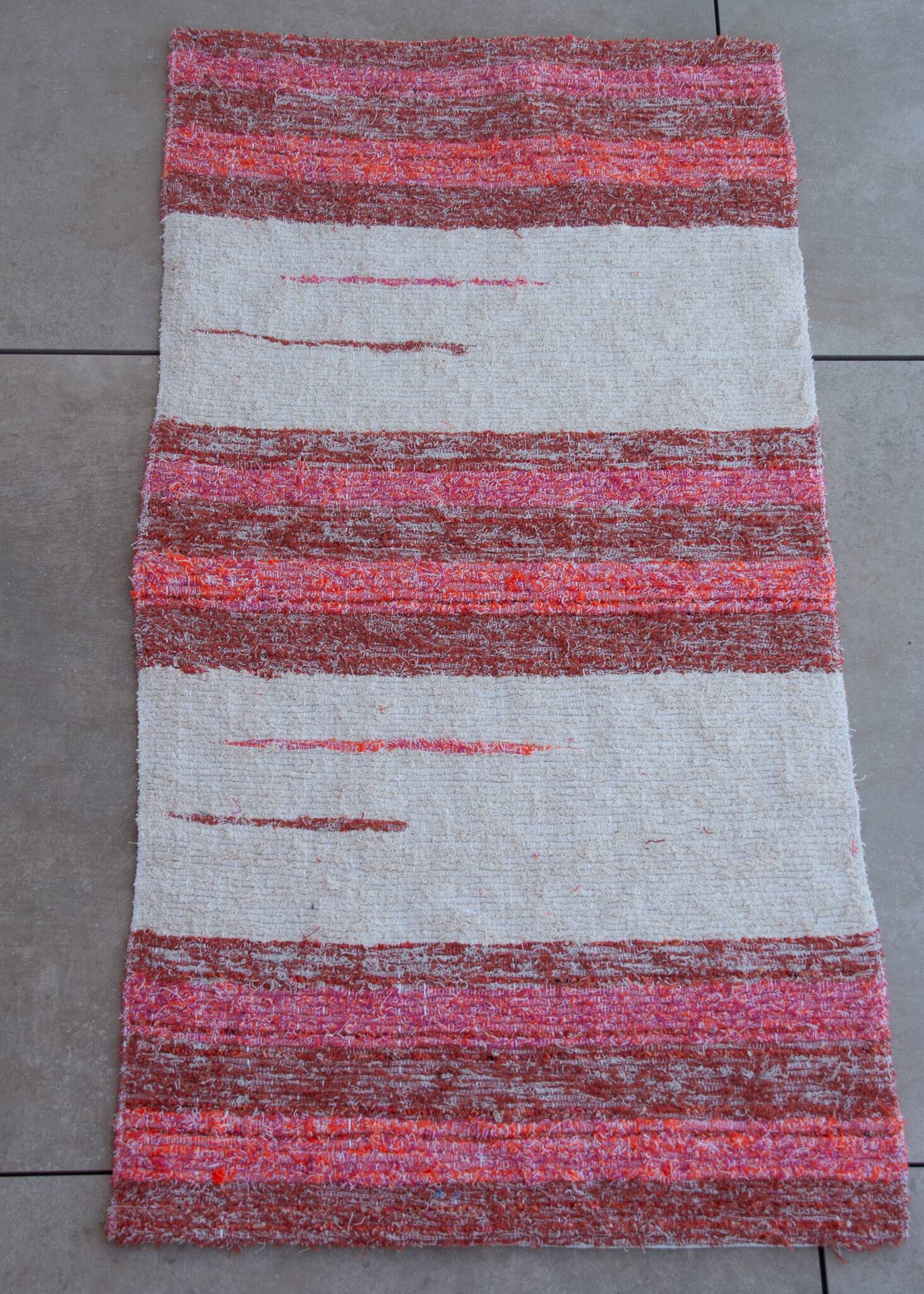 Handmade recycled cotton rug - Coral and ecru