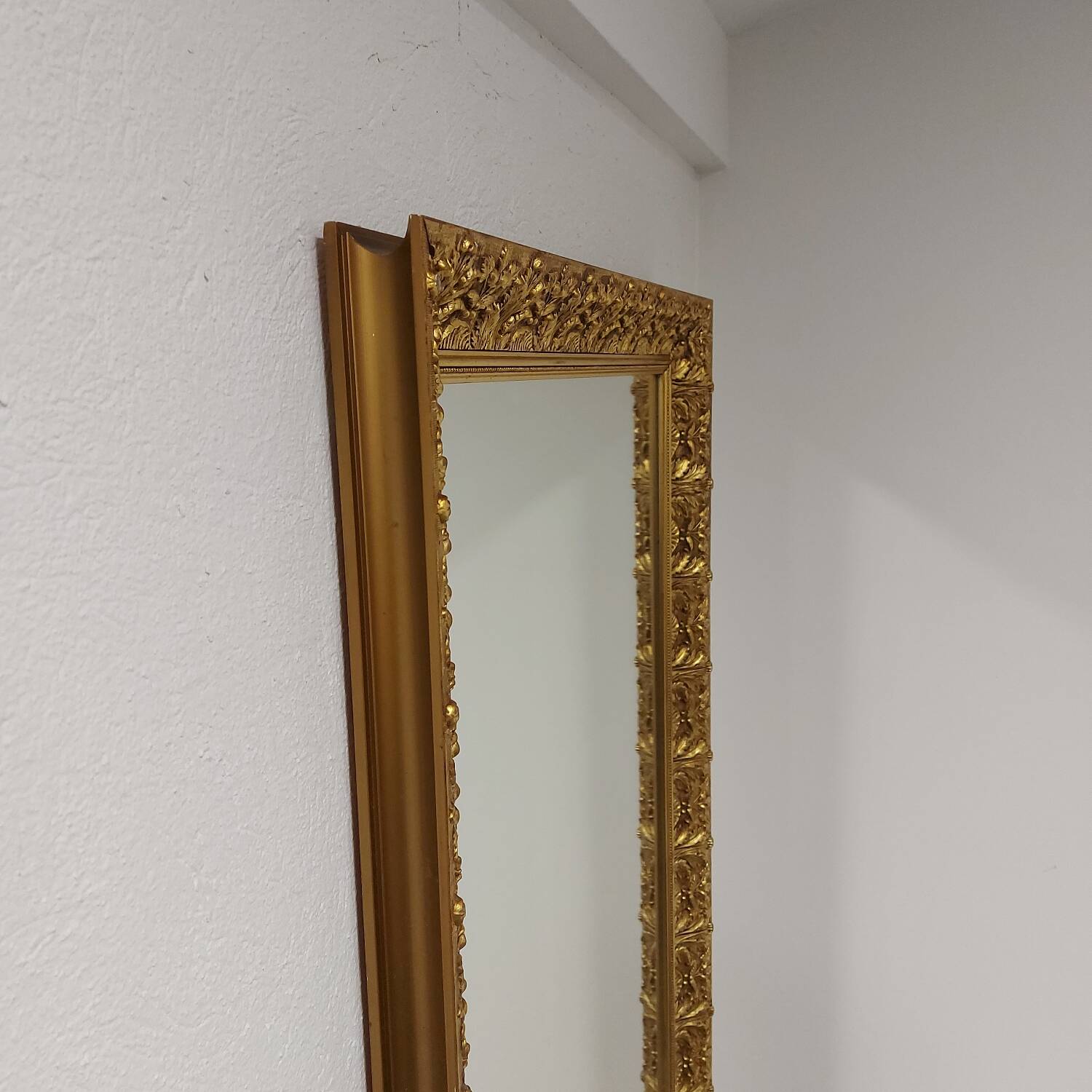 Grand miroir mural vintage sculpté et doré 1970