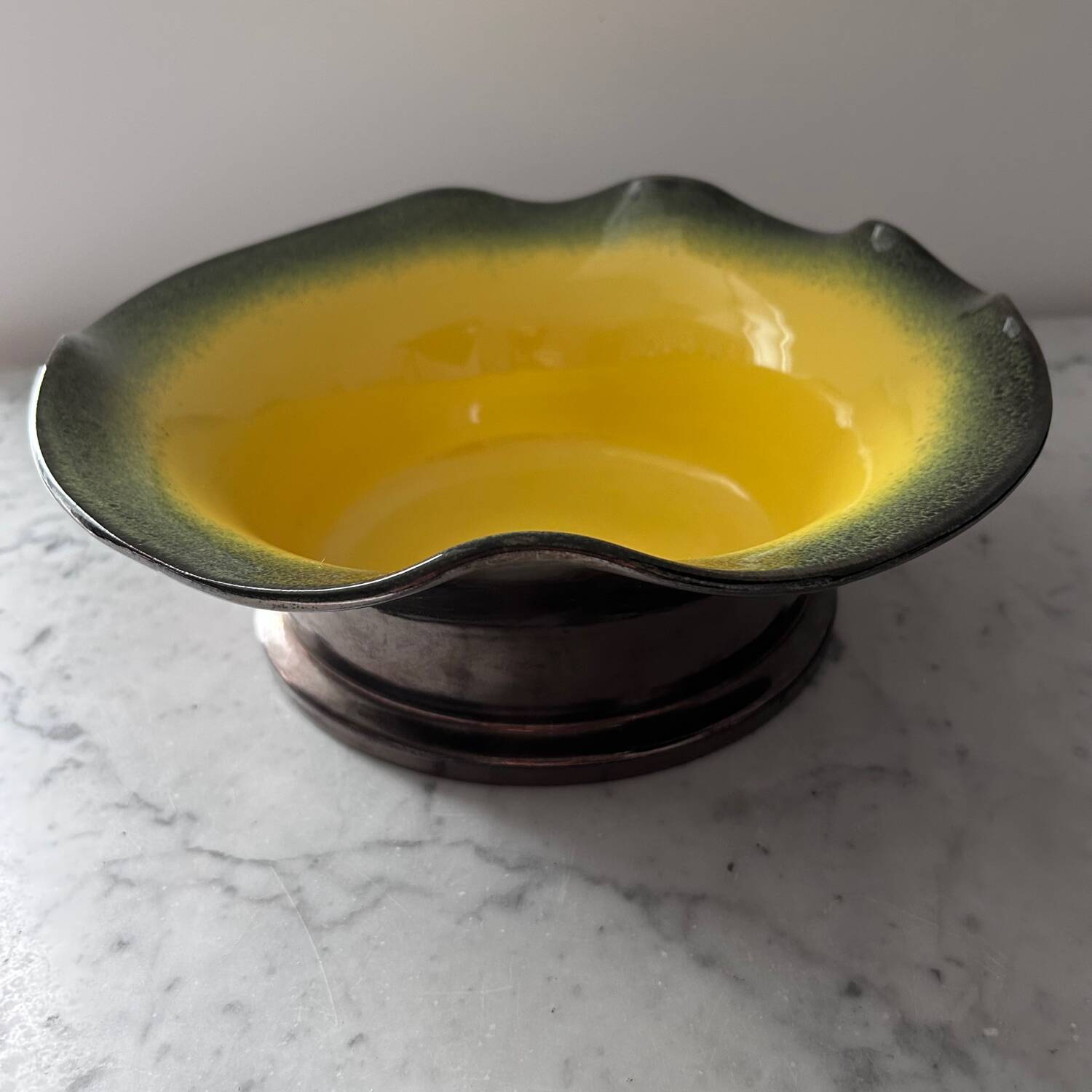 Coupe jaune et mordoré signée 