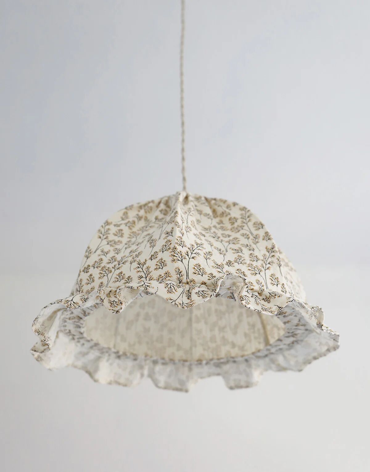 Suspension dôme arrondi avec volants Margaret imprimée "brindilles"
