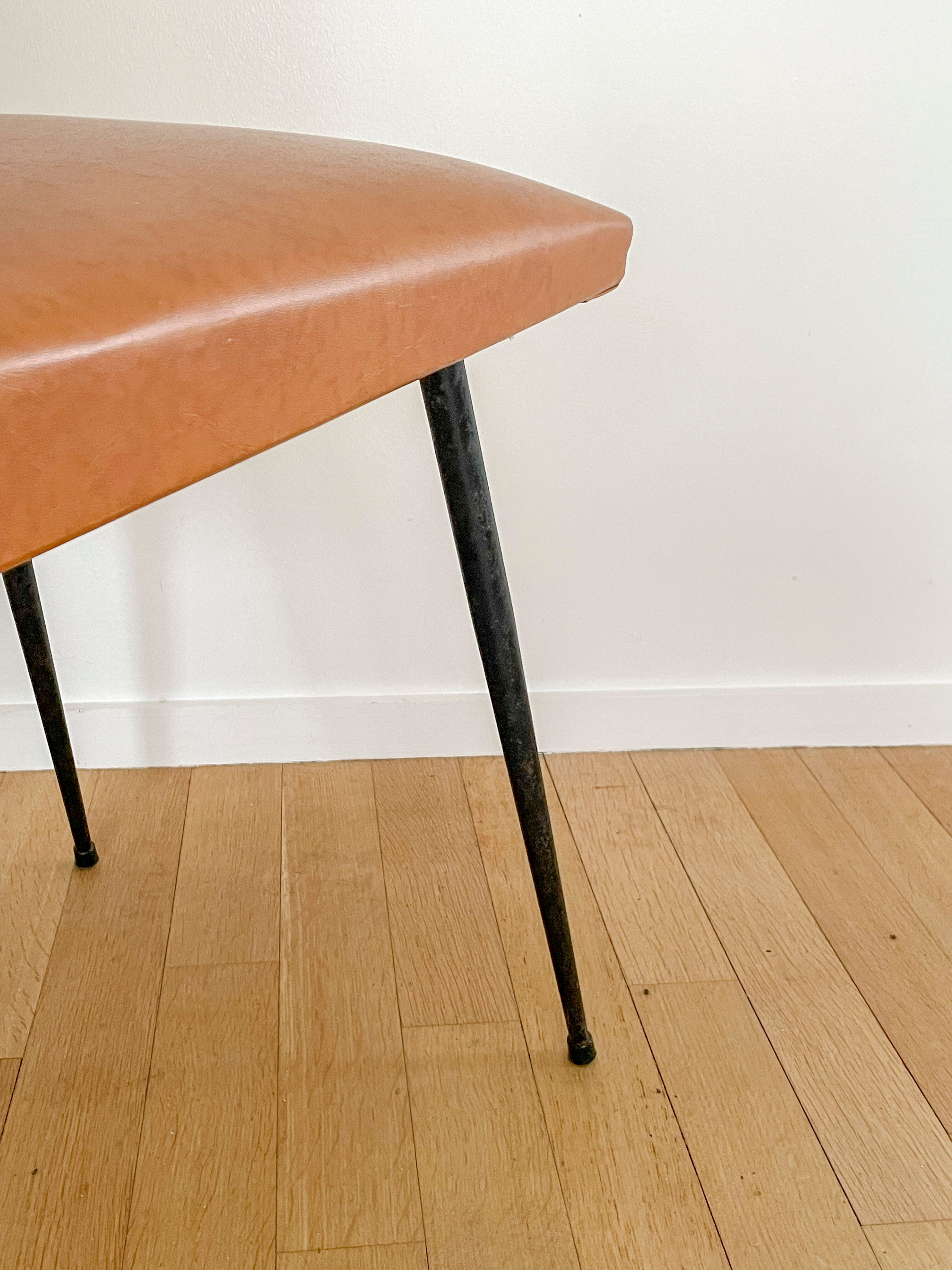 Set of 6 brown skaï chairs and black metal, 1960